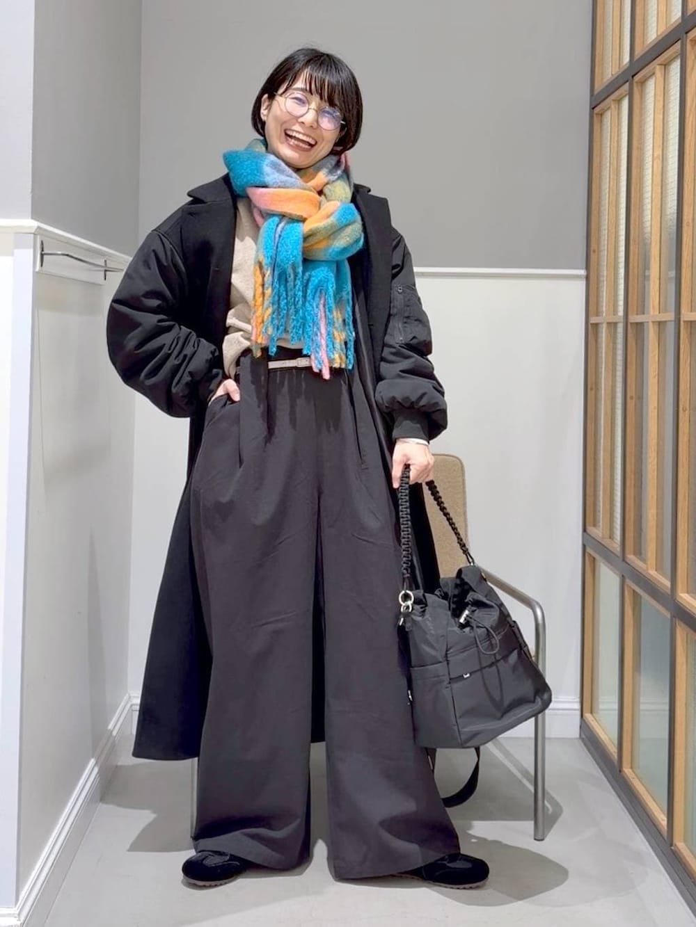 ベージュ系のスウェット、ホワイト系のTシャツ/カットソー、グレー系のその他アウターを着用したレディースの冬コーディネートの8枚目の写真