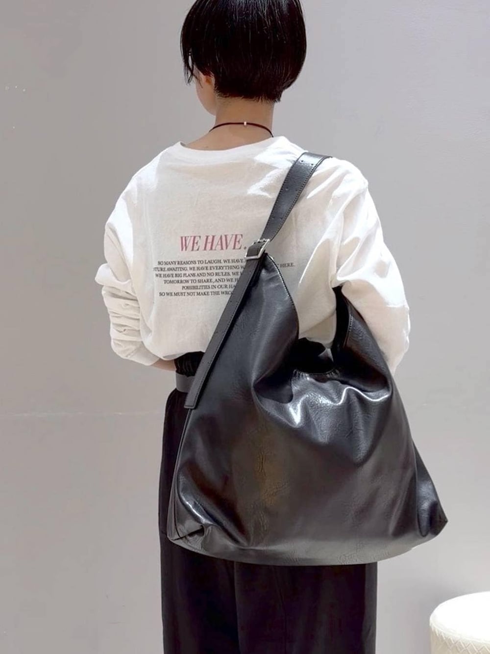 ホワイト系のパンプス、ブラック系のその他パンツ、ブラック系のショルダーバッグを着用したレディースの春コーディネートの7枚目の写真