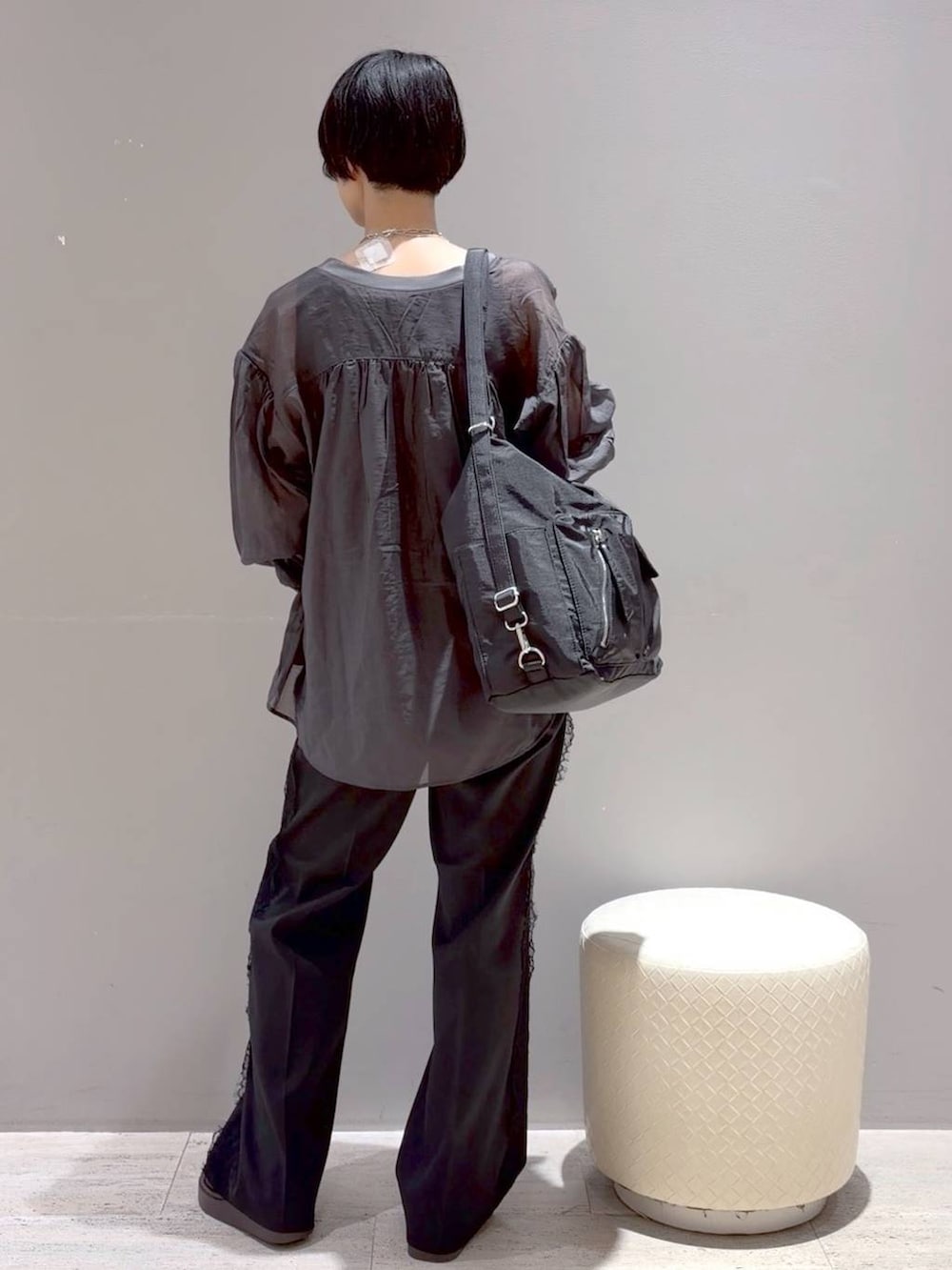 ブラック系のその他パンツ、ブラック系のショルダーバッグ、グレー系のシャツ/ブラウスを着用したレディースの夏コーディネートの4枚目の写真