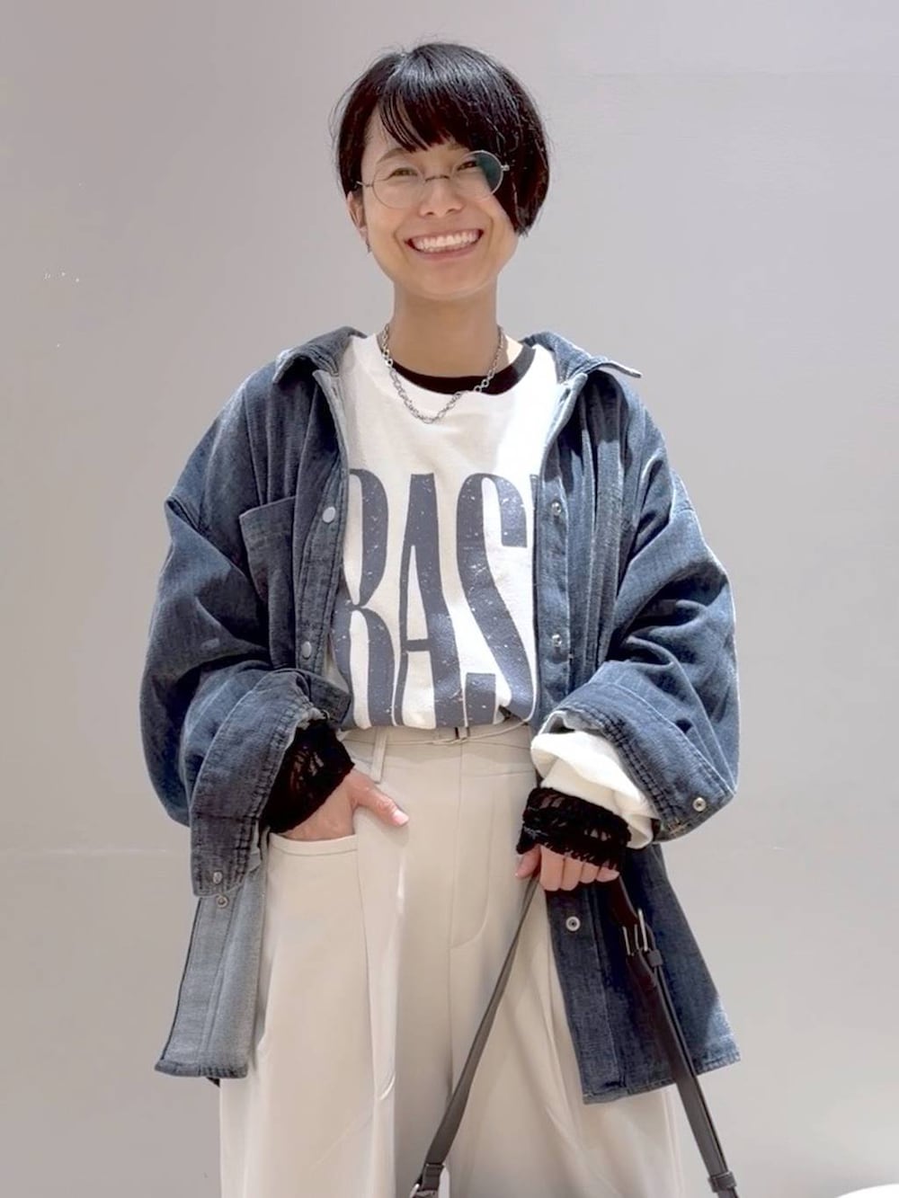 グレー系のショルダーバッグ、ホワイト系のその他パンツ、ブラック系のブーツを着用したレディースの秋コーディネートの9枚目の写真