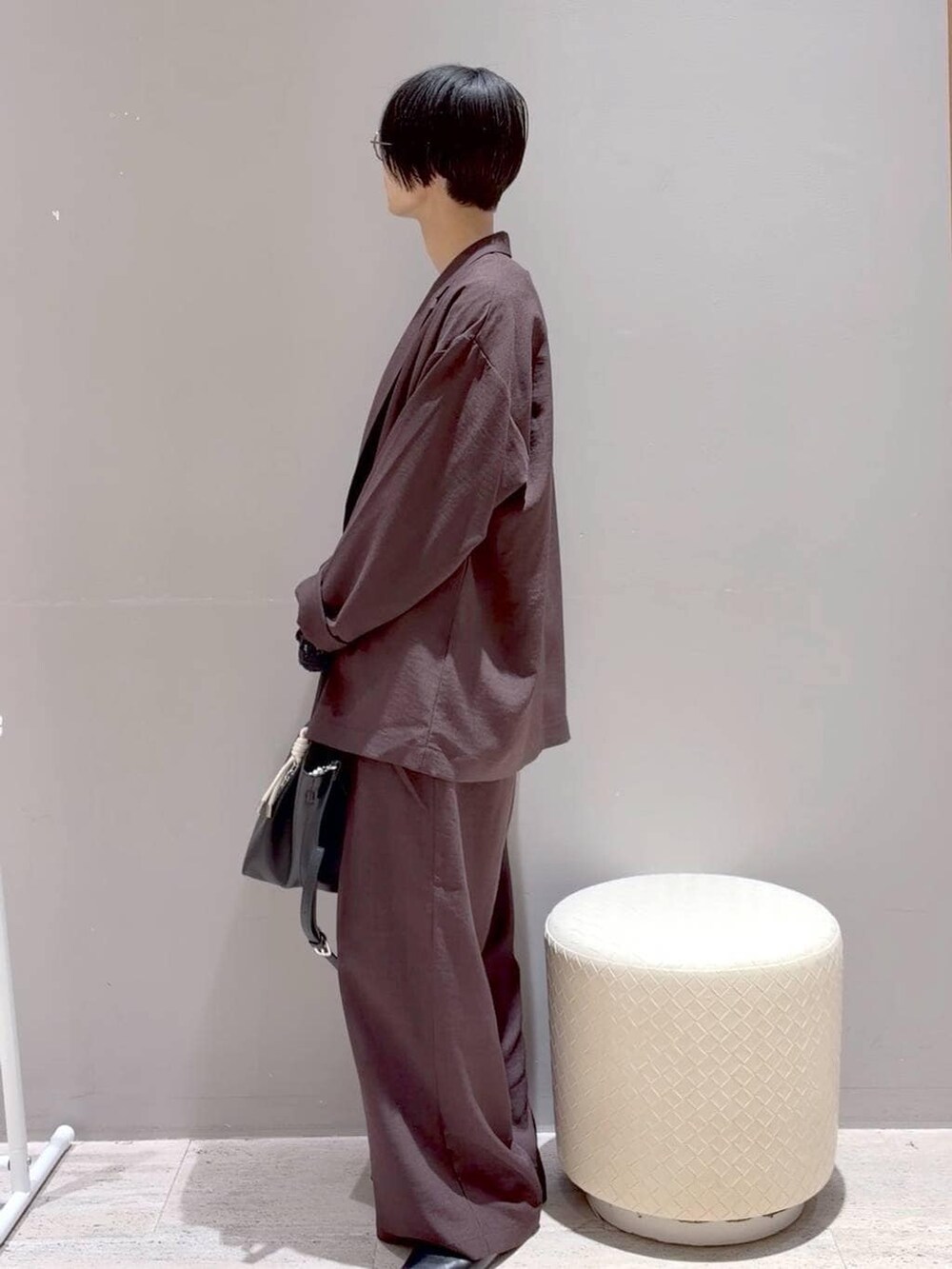 ブラック系のTシャツ/カットソー、ブラック系のTシャツ/カットソー、ブラック系のトートバッグを着用したレディースの春コーディネートの4枚目の写真