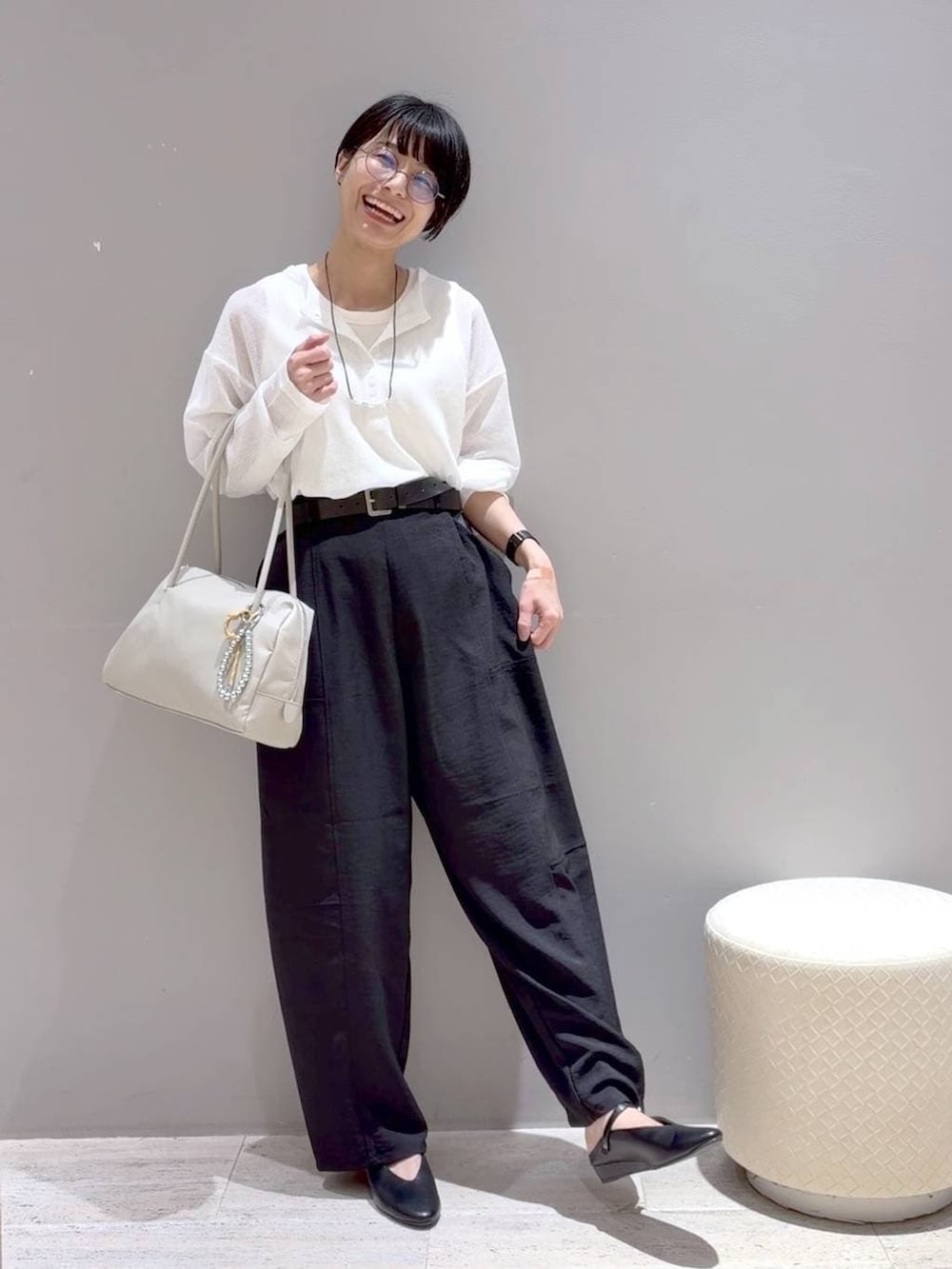 ホワイト系のボストンバッグ、ブラック系のその他パンツ、ホワイト系のTシャツ/カットソーを着用したレディースの春コーディネートの3枚目の写真