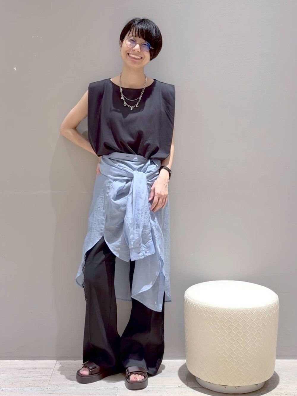 ブラック系のその他パンツ、ブルー系のシャツ/ブラウス、ブラック系のTシャツ/カットソーを着用したレディースの夏コーディネートの6枚目の写真