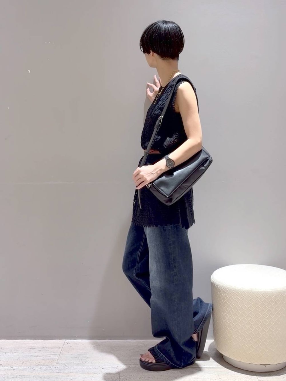 ブラック系のその他トップス、ブラック系のサンダル、ブラック系のショルダーバッグを着用したレディースの夏コーディネートの7枚目の写真