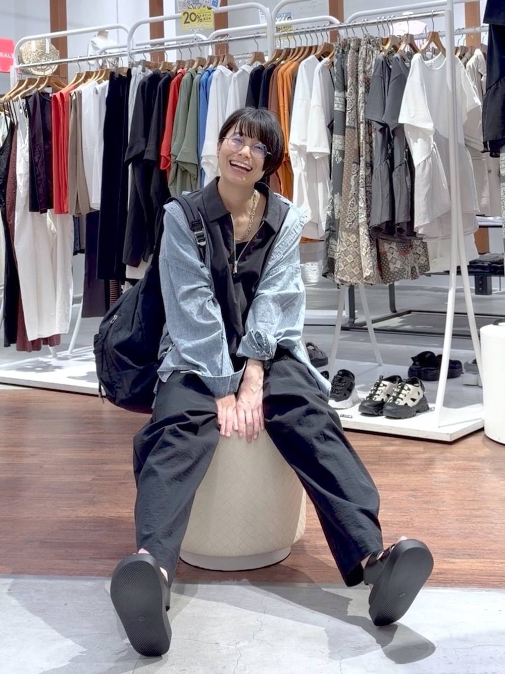 ブラック系のサンダル、グレー系のその他パンツ、ブルー系のシャツ/ブラウスを着用したレディースの春コーディネートの2枚目の写真