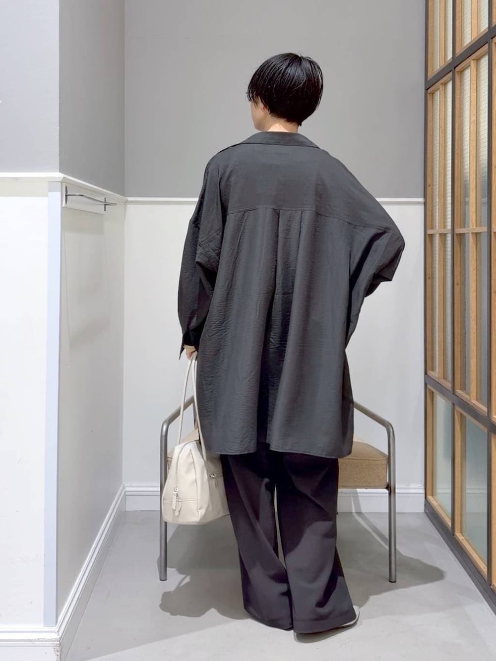 ブラック系のTシャツ/カットソー、グレー系のシャツ/ブラウス、ブラック系のTシャツ/カットソーを着用したレディースの冬コーディネートの5枚目の写真