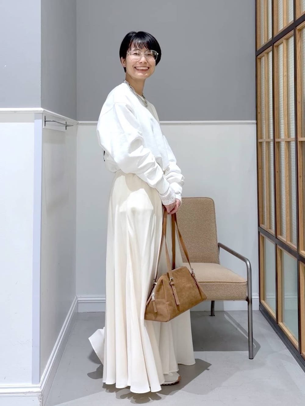 ホワイト系のTシャツ/カットソー、イエロー系のボストンバッグ、イエロー系のシャツ/ブラウスを着用したレディースの冬コーディネートの3枚目の写真