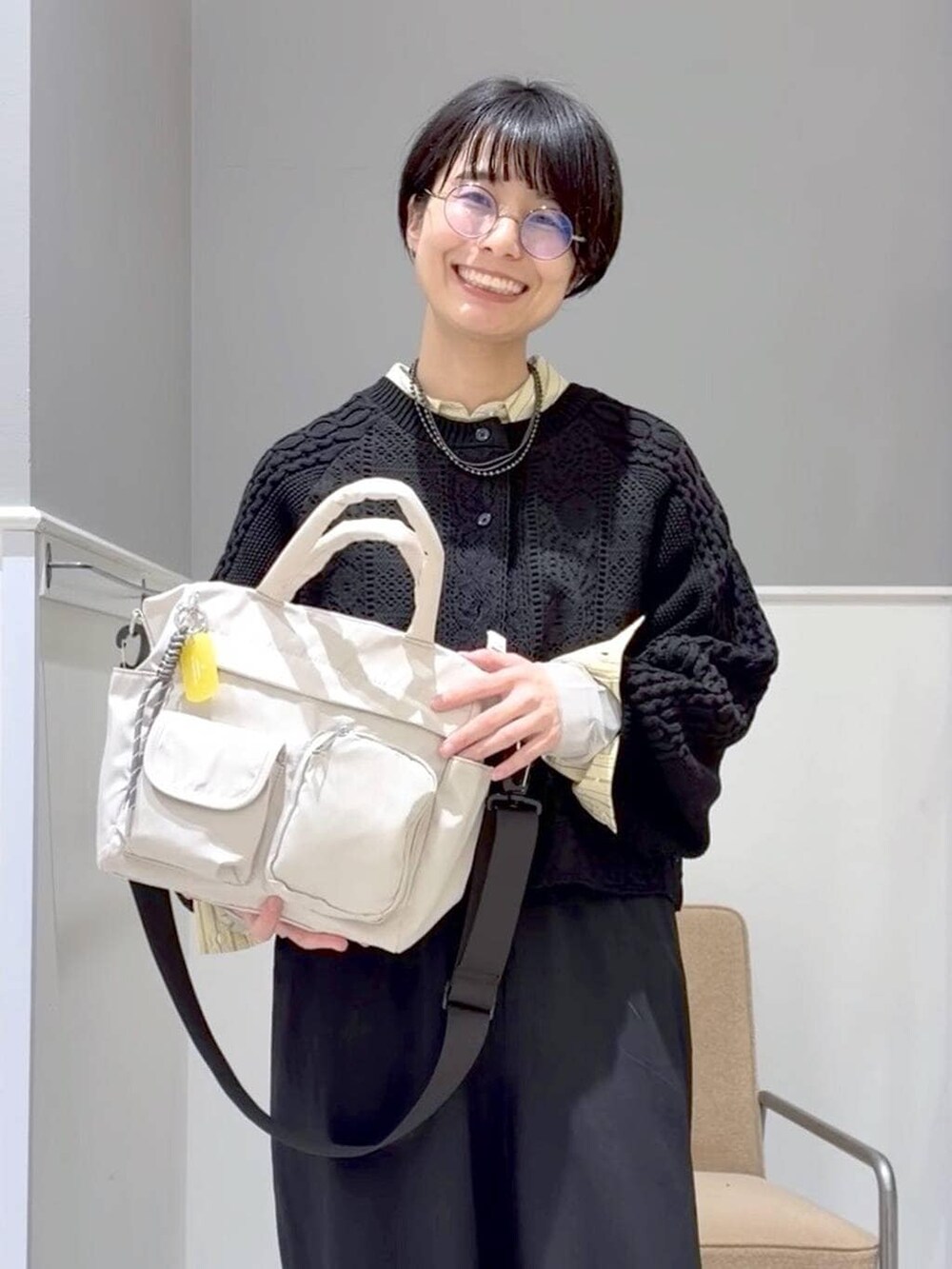 ブラック系のTシャツ/カットソー、グレー系のその他アウター、ブラック系のその他パンツを着用したレディースの冬コーディネートの3枚目の写真
