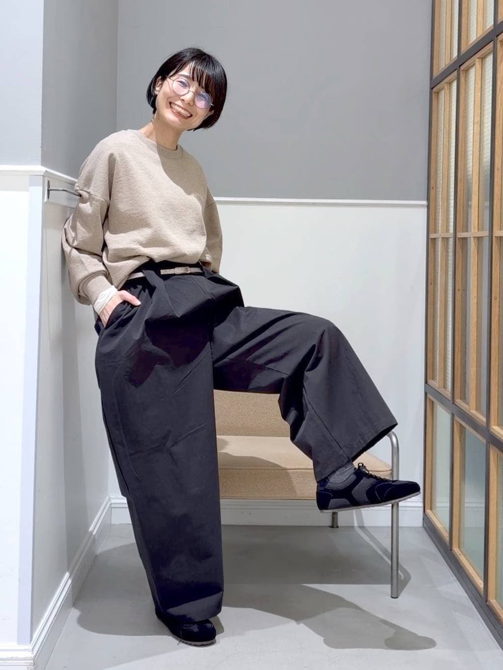 ベージュ系のスウェット、ホワイト系のTシャツ/カットソー、グレー系のその他アウターを着用したレディースの冬コーディネートの5枚目の写真