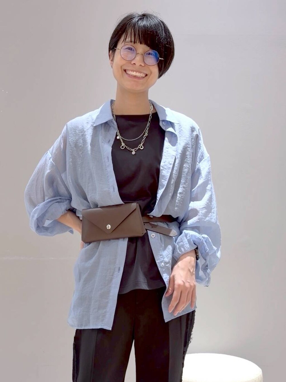 ブラック系のその他パンツ、ブルー系のシャツ/ブラウス、ブラック系のTシャツ/カットソーを着用したレディースの夏コーディネートの9枚目の写真