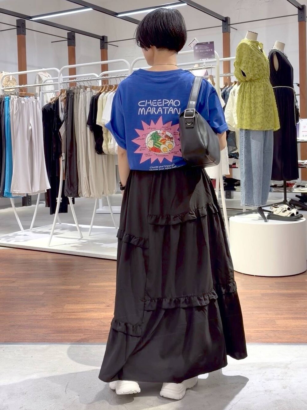 ブラック系のショルダーバッグ、ホワイト系のスニーカー、ブルー系のTシャツ/カットソーを着用したレディースの夏コーディネートの8枚目の写真