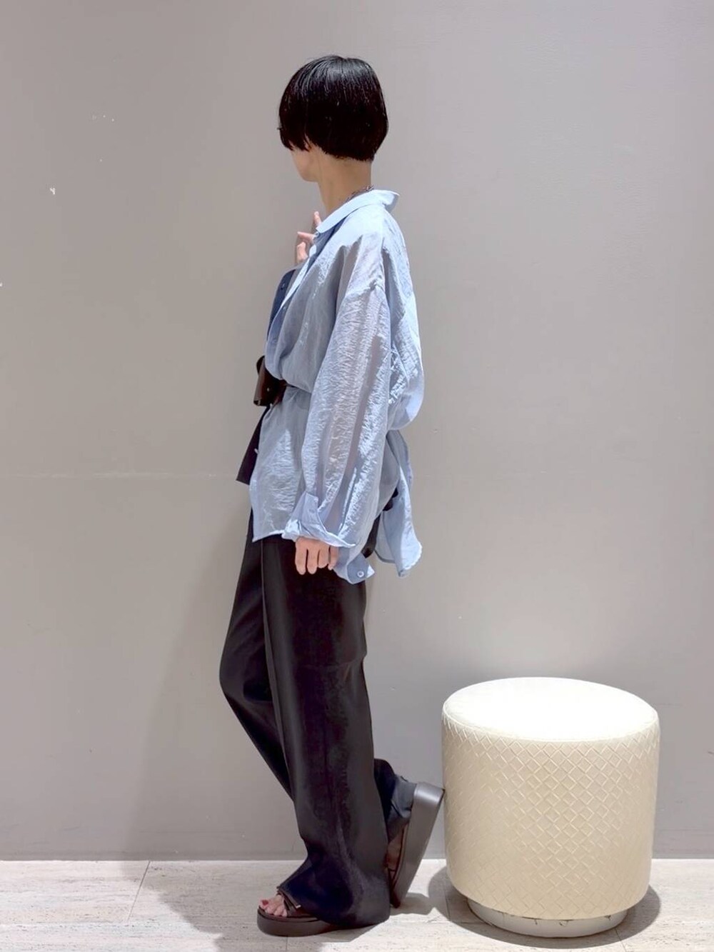 ブラック系のその他パンツ、ブルー系のシャツ/ブラウス、ブラック系のTシャツ/カットソーを着用したレディースの夏コーディネートの3枚目の写真