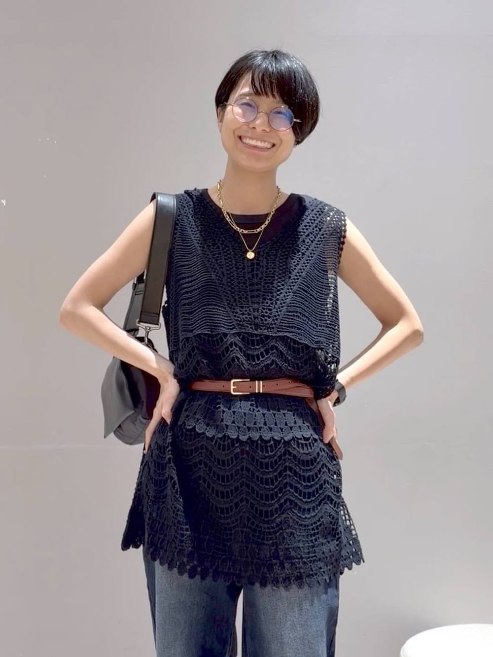 ブラック系のその他トップス、ブラック系のサンダル、ブラック系のショルダーバッグを着用したレディースの夏コーディネートの5枚目の写真