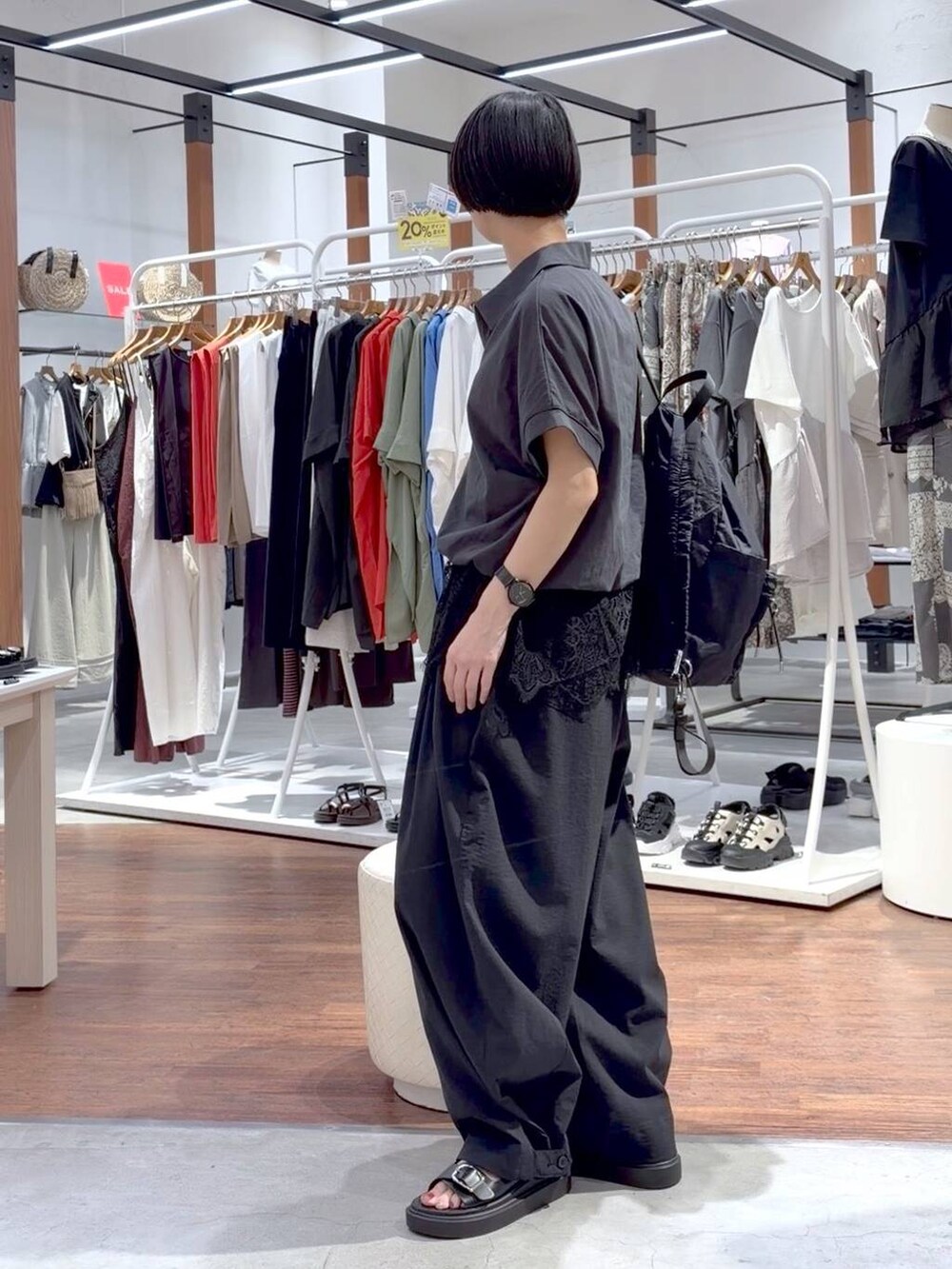ブラック系のサンダル、グレー系のその他パンツ、ブルー系のシャツ/ブラウスを着用したレディースの春コーディネートの8枚目の写真