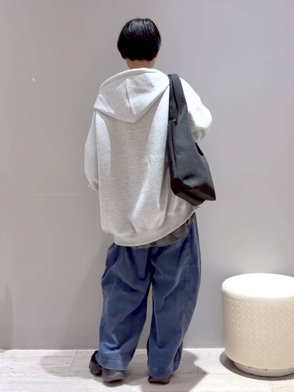 ブルー系のその他パンツ、グレー系のシャツ/ブラウス、ブラック系のトートバッグを着用したレディースの秋コーディネートの4枚目の写真