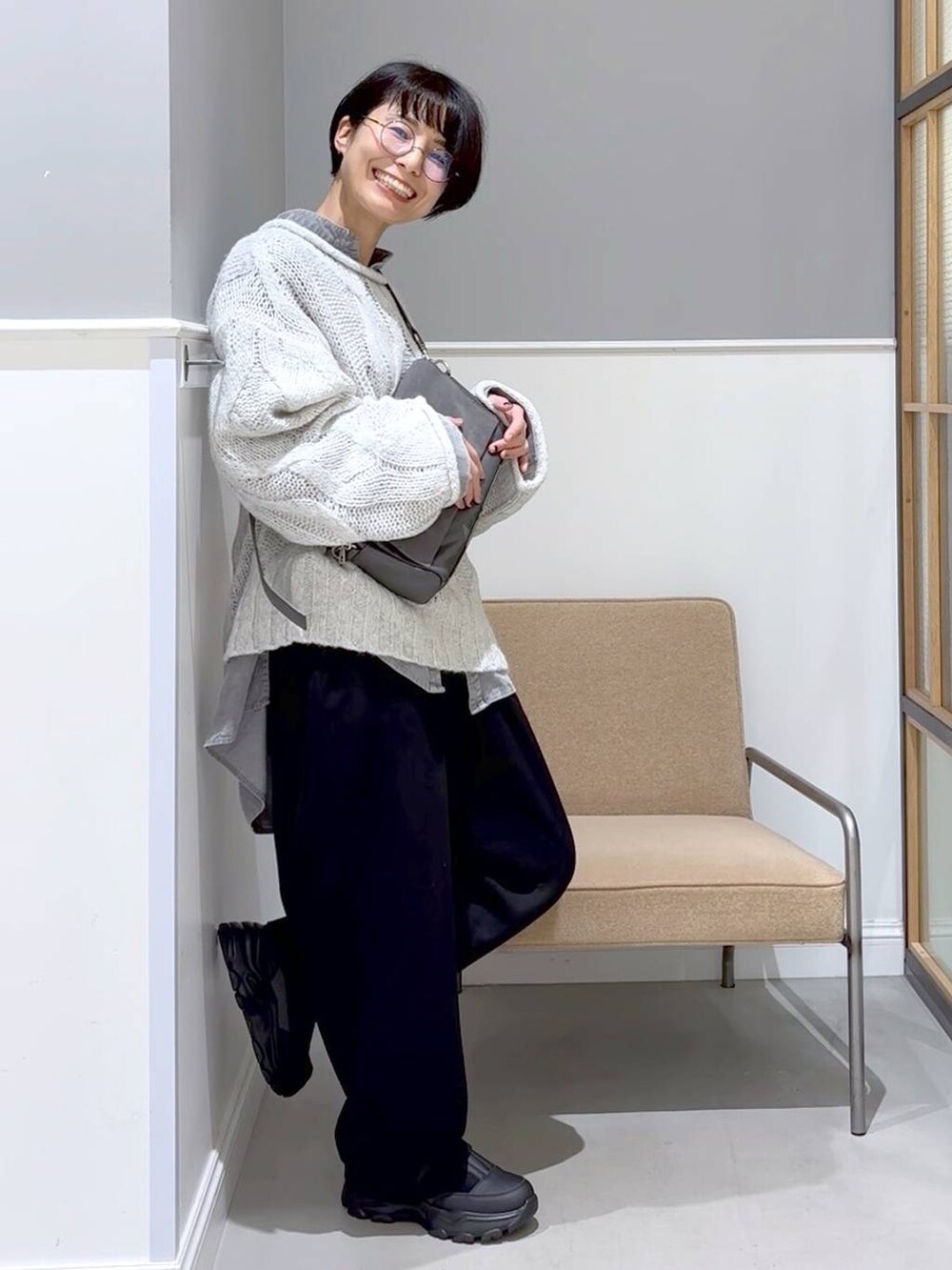 グレー系のショルダーバッグ、ブラック系のその他パンツ、グレー系のニット/セーターを着用したレディースの秋コーディネートの6枚目の写真