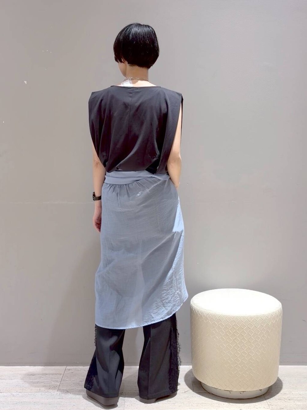ブラック系のその他パンツ、ブルー系のシャツ/ブラウス、ブラック系のTシャツ/カットソーを着用したレディースの夏コーディネートの8枚目の写真