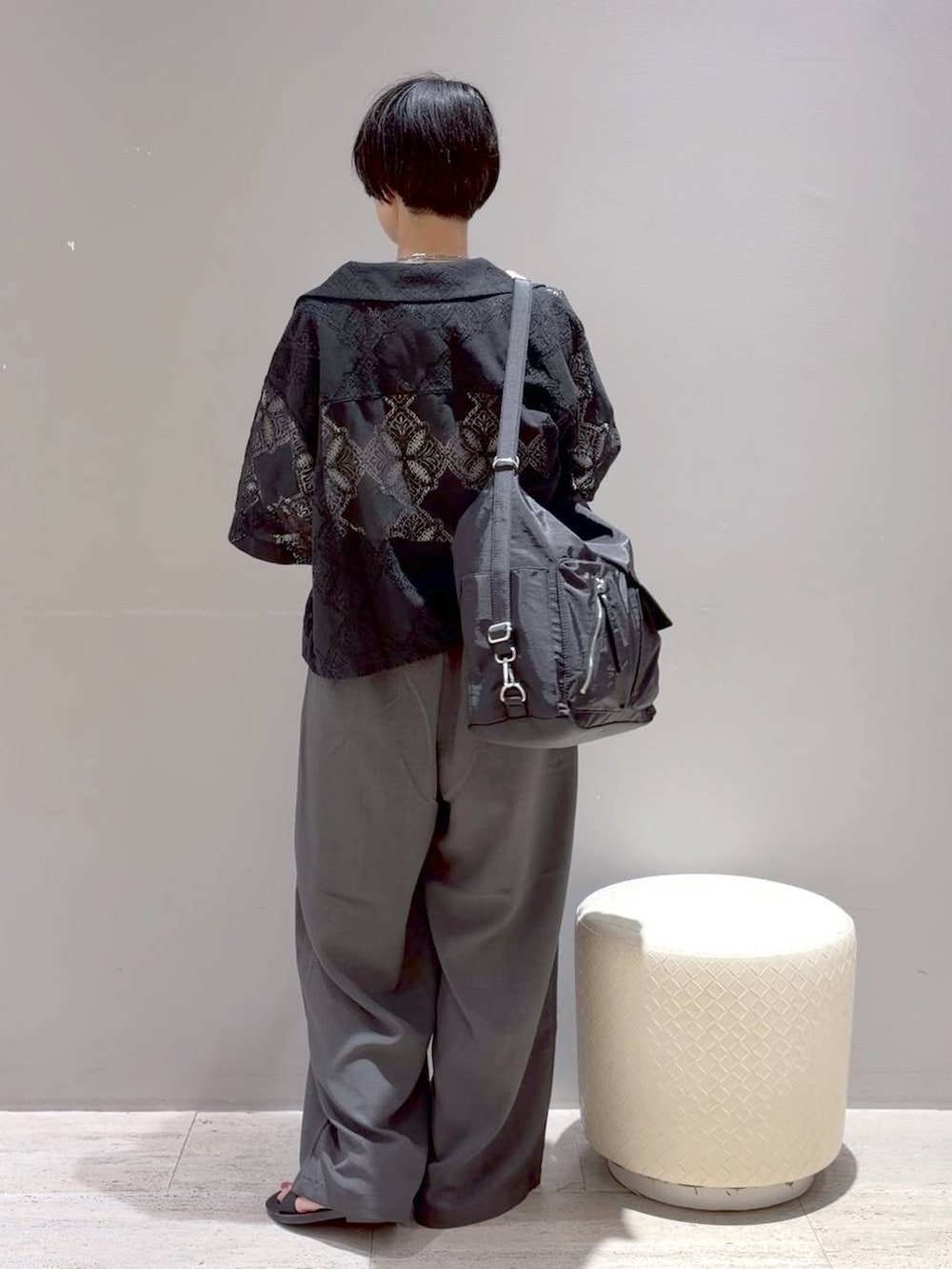 ブラック系のシャツ/ブラウス、ブラック系のショルダーバッグ、グレー系のその他パンツを着用したレディースの夏コーディネートの4枚目の写真