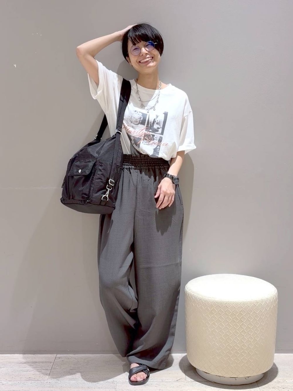 ブラック系のシャツ/ブラウス、ブラック系のショルダーバッグ、グレー系のその他パンツを着用したレディースの夏コーディネートの6枚目の写真
