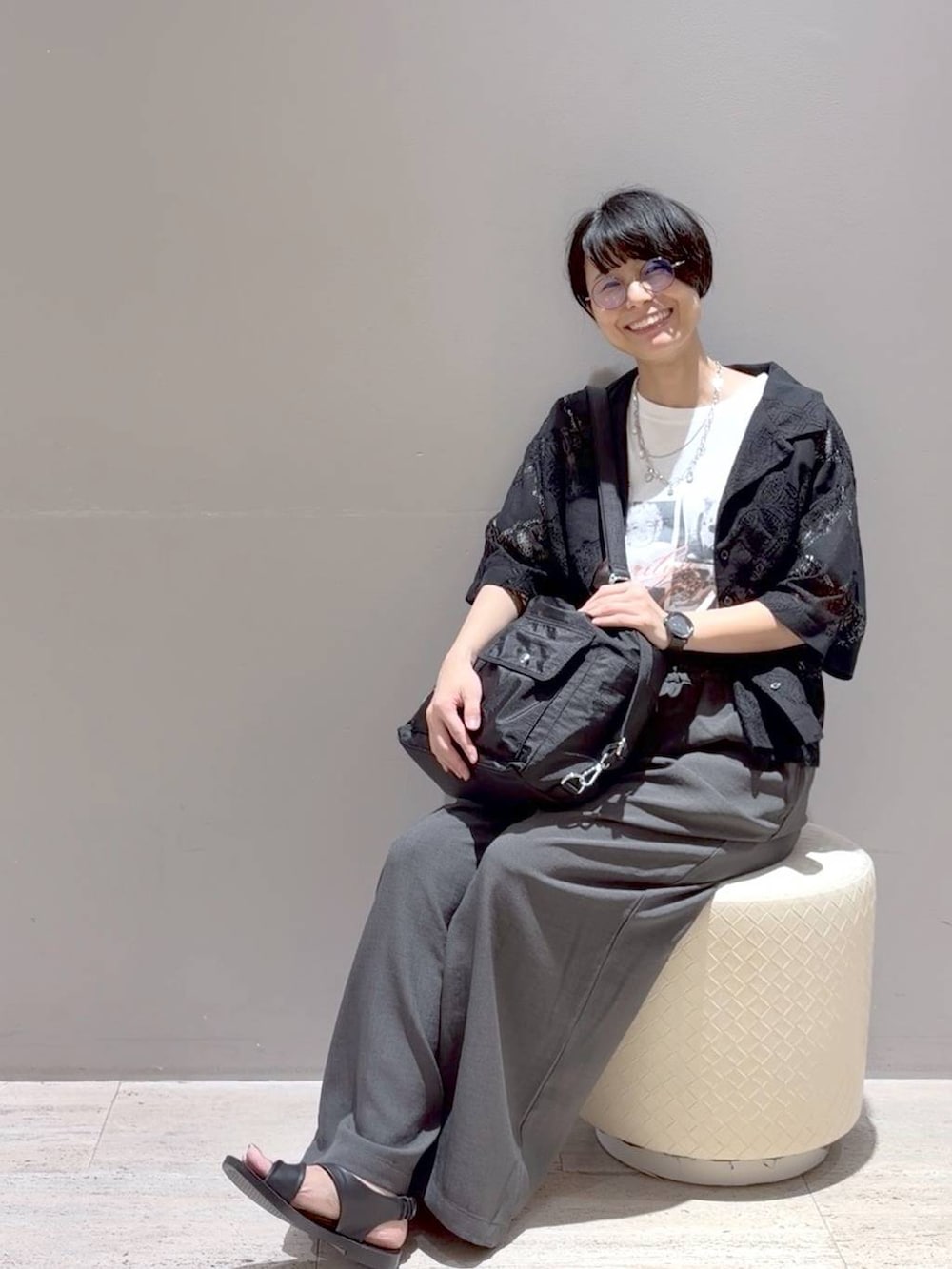 ブラック系のシャツ/ブラウス、ブラック系のショルダーバッグ、グレー系のその他パンツを着用したレディースの夏コーディネートの2枚目の写真