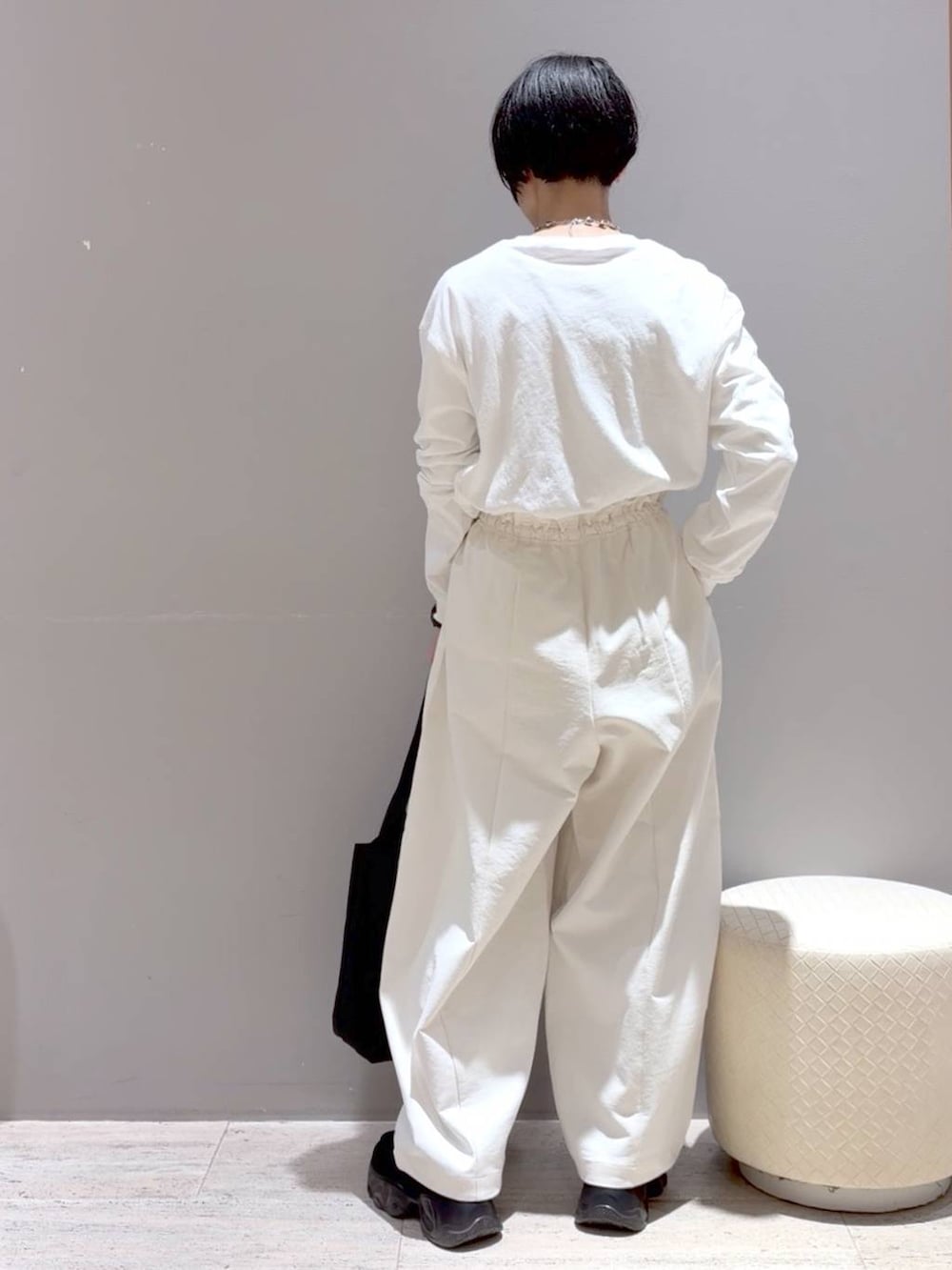 グレー系のシャツ/ブラウス、ブラック系のトートバッグ、ブラック系のスニーカーを着用したレディースの秋コーディネートの8枚目の写真