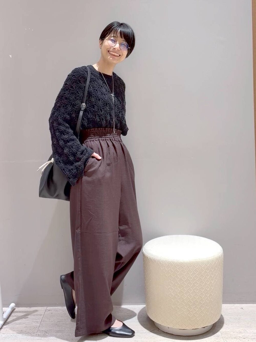 ブラック系のTシャツ/カットソー、ブラック系のTシャツ/カットソー、ブラック系のトートバッグを着用したレディースの春コーディネートの3枚目の写真