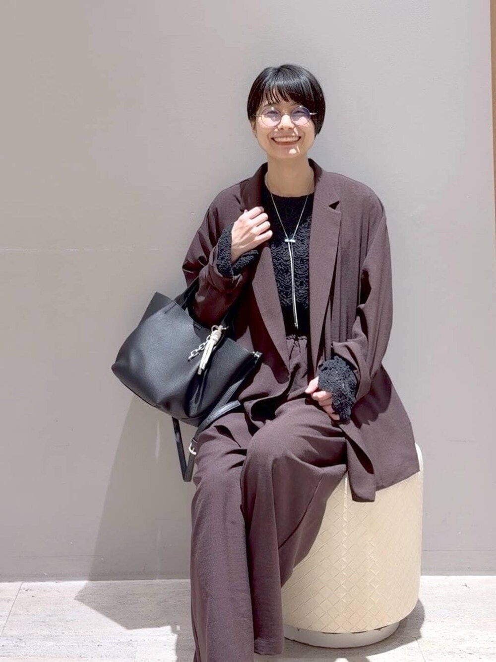 ブラック系のTシャツ/カットソー、ブラック系のTシャツ/カットソー、ブラック系のトートバッグを着用したレディースの春コーディネートの2枚目の写真