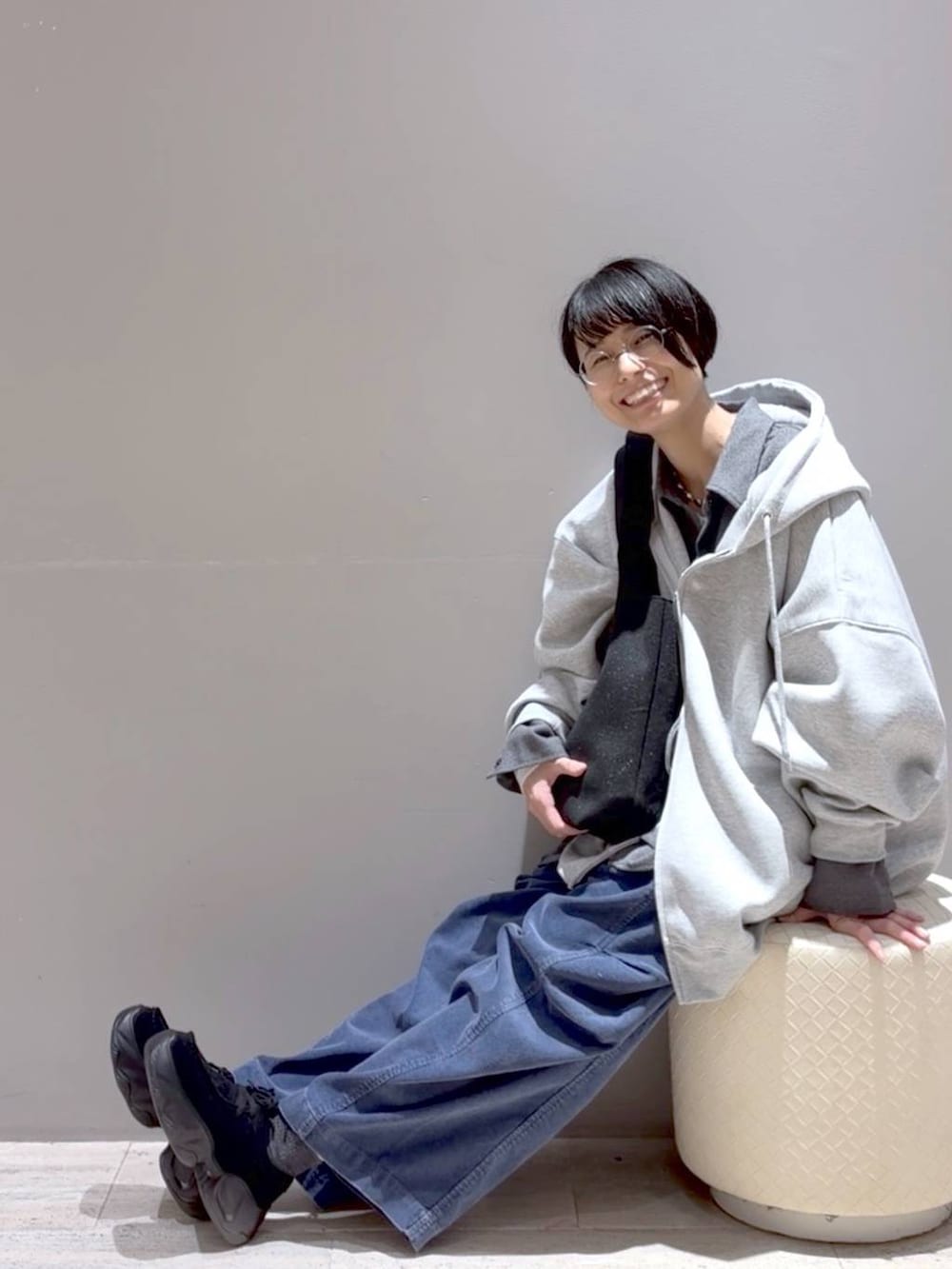 ブルー系のその他パンツ、グレー系のシャツ/ブラウス、ブラック系のトートバッグを着用したレディースの秋コーディネートの2枚目の写真