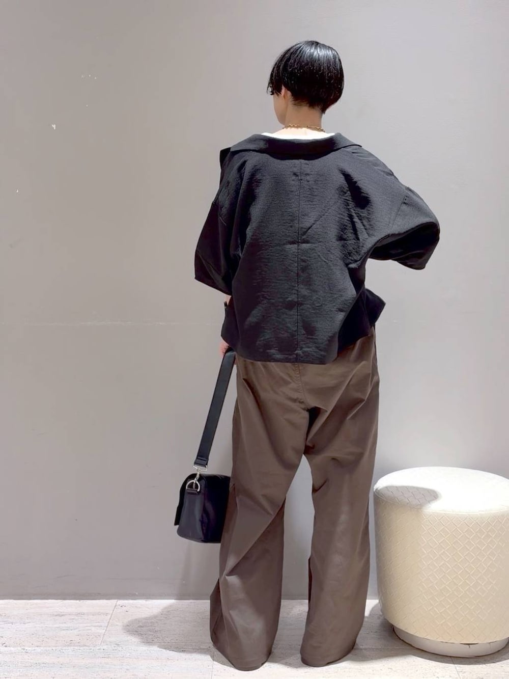 ブラウン系のその他パンツ、ブラック系のその他トップス、ブラック系のショルダーバッグを着用したレディースの夏コーディネートの4枚目の写真