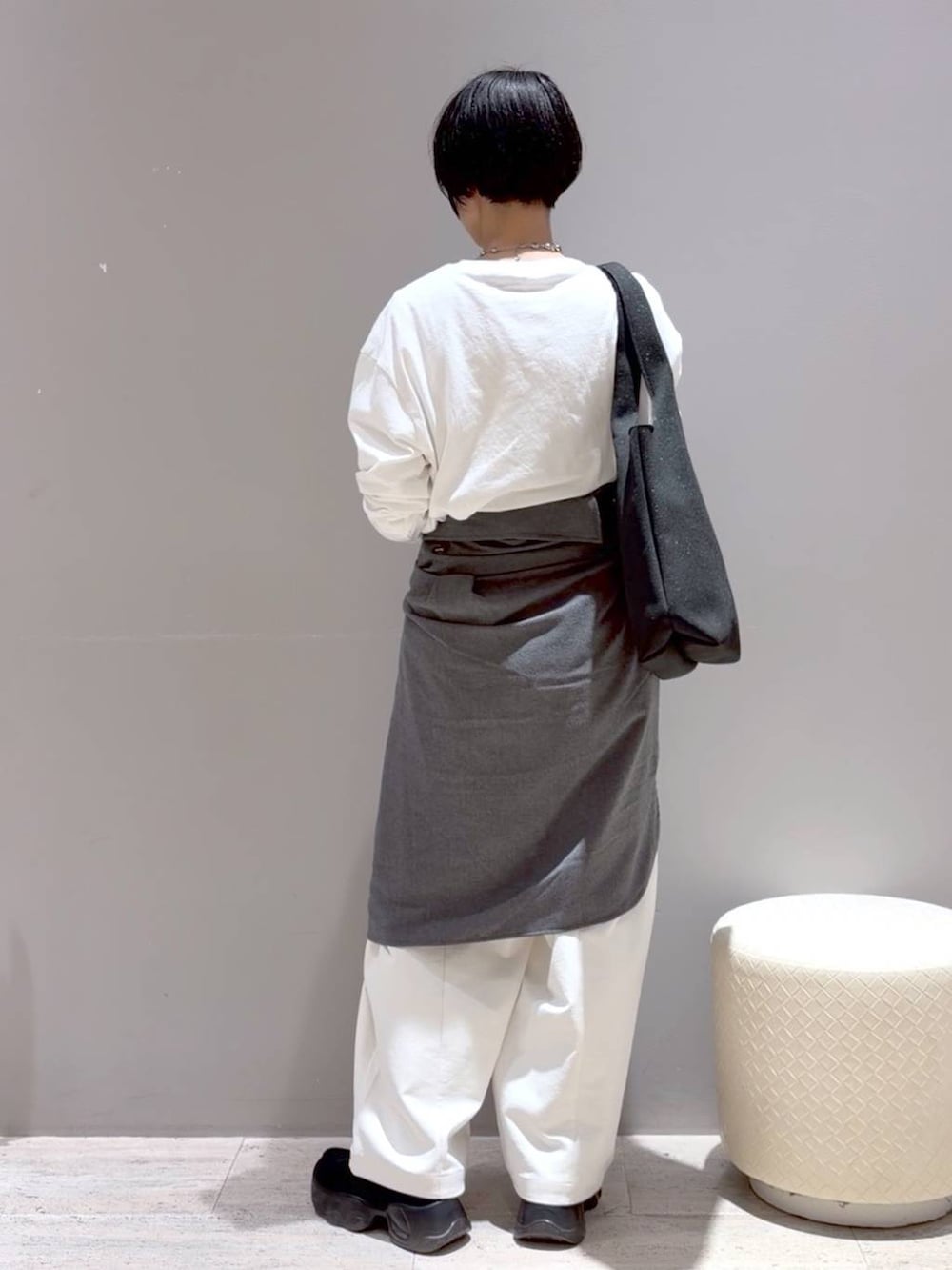 グレー系のシャツ/ブラウス、ブラック系のトートバッグ、ブラック系のスニーカーを着用したレディースの秋コーディネートの4枚目の写真