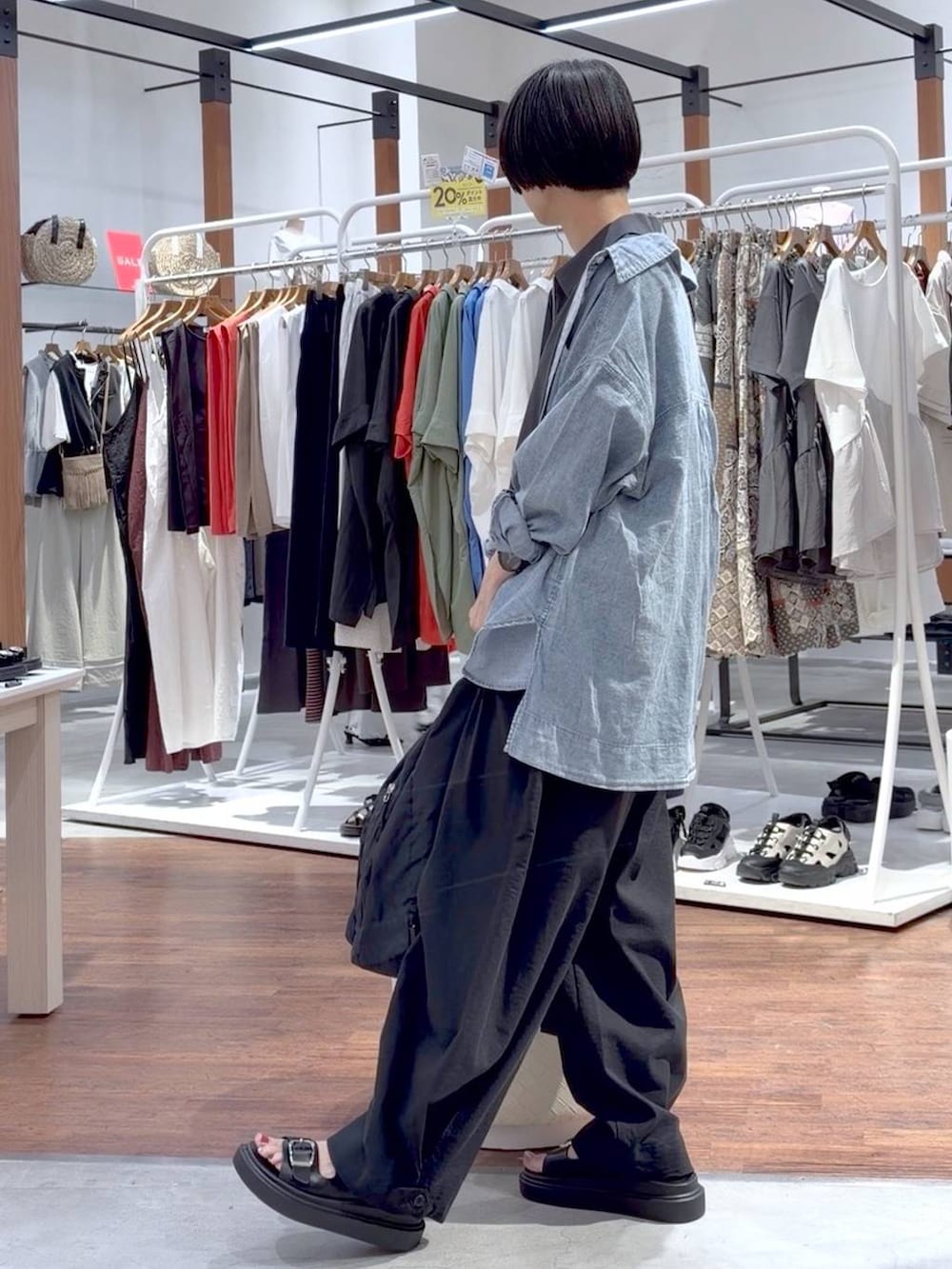 ブラック系のサンダル、グレー系のその他パンツ、ブルー系のシャツ/ブラウスを着用したレディースの春コーディネートの3枚目の写真