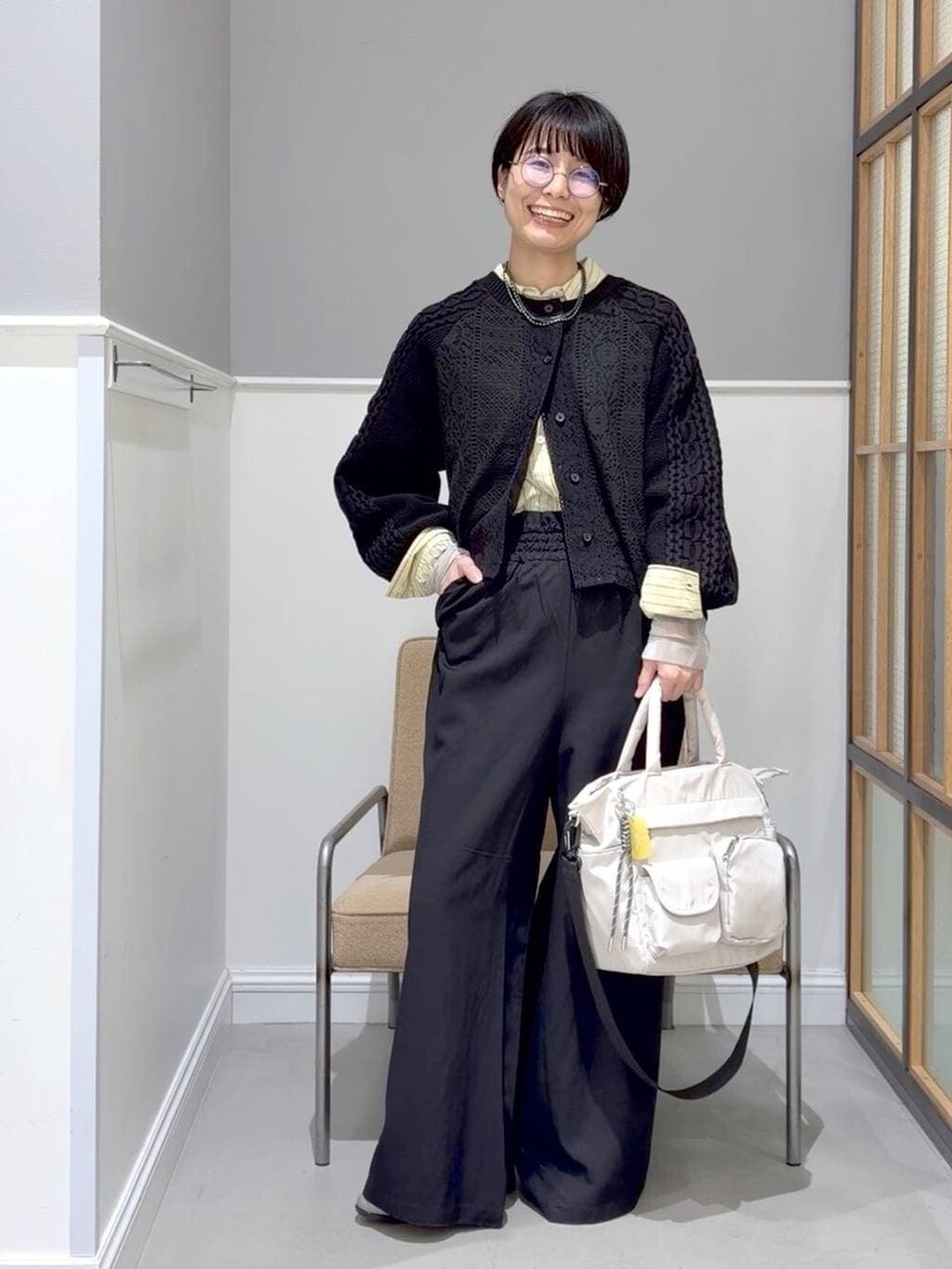 ブラック系のTシャツ/カットソー、グレー系のその他アウター、ブラック系のその他パンツを着用したレディースの冬コーディネートの4枚目の写真