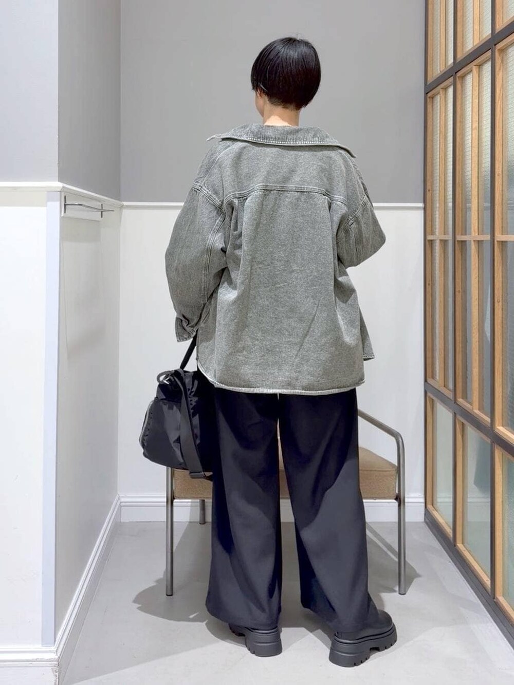 ブラック系のTシャツ/カットソー、ブラック系のTシャツ/カットソー、グリーン系のシャツ/ブラウスを着用したレディースの冬コーディネートの6枚目の写真