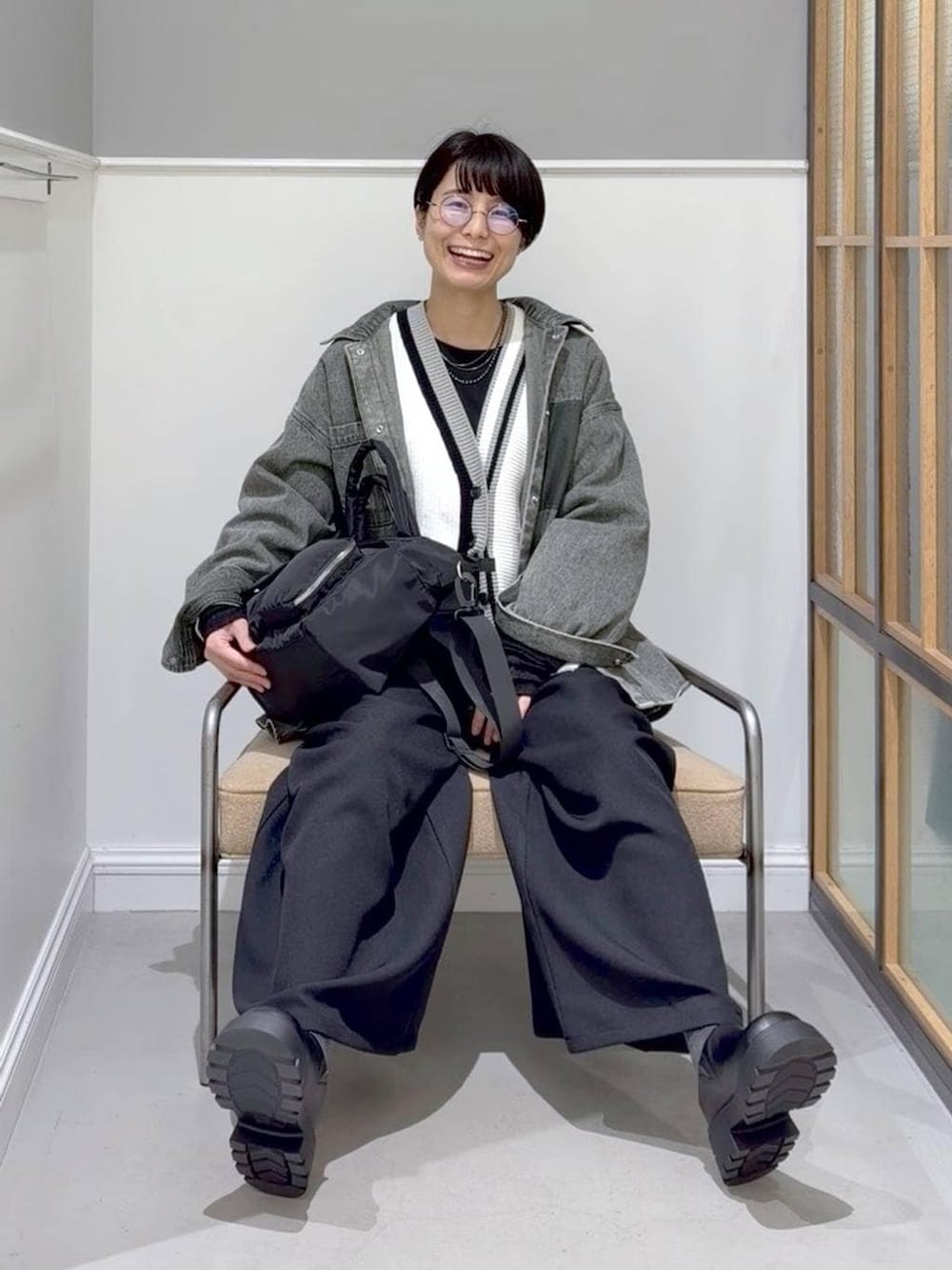 ブラック系のTシャツ/カットソー、ブラック系のTシャツ/カットソー、グリーン系のシャツ/ブラウスを着用したレディースの冬コーディネートの2枚目の写真