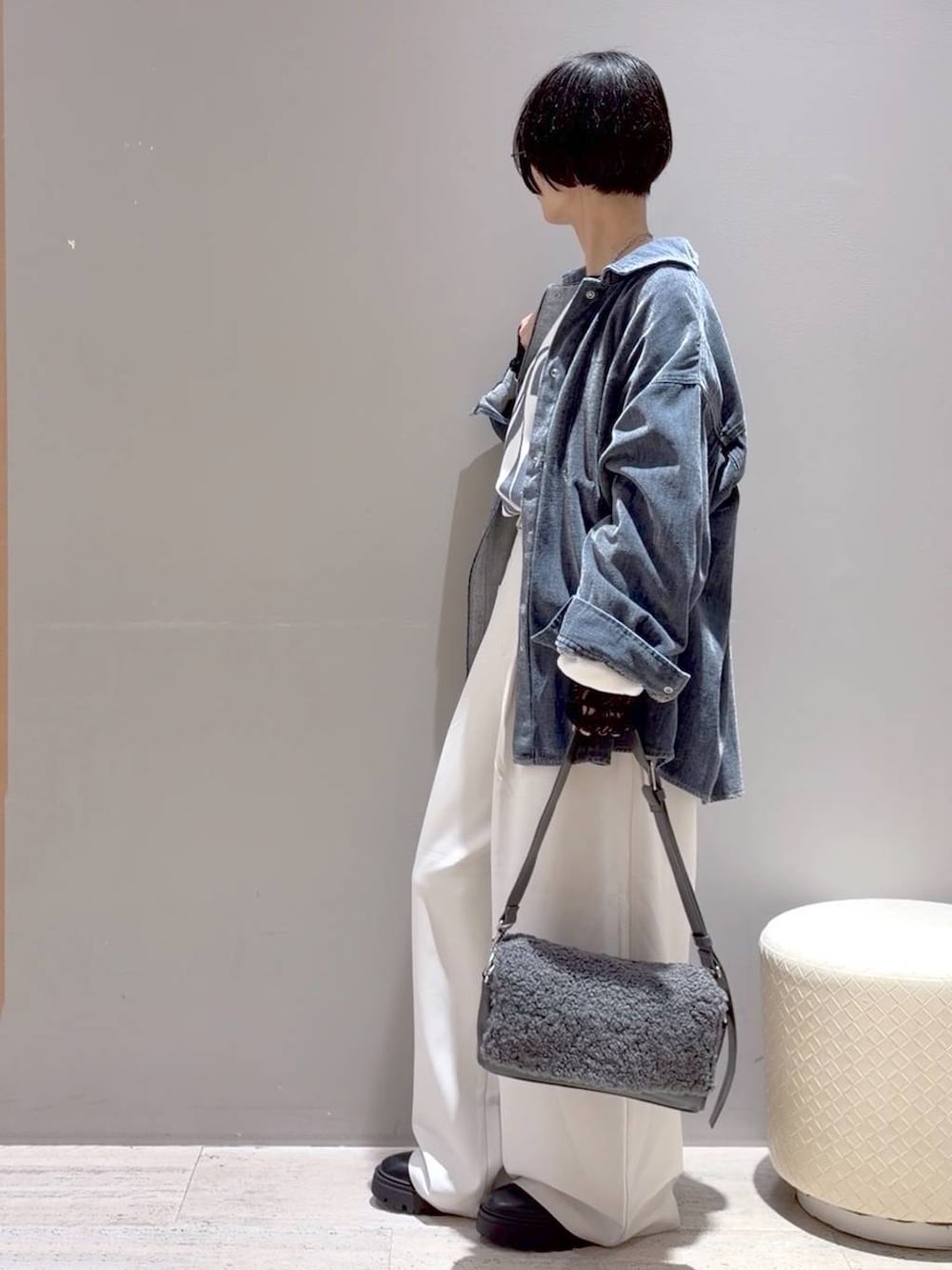 グレー系のショルダーバッグ、ホワイト系のその他パンツ、ブラック系のブーツを着用したレディースの秋コーディネートの3枚目の写真