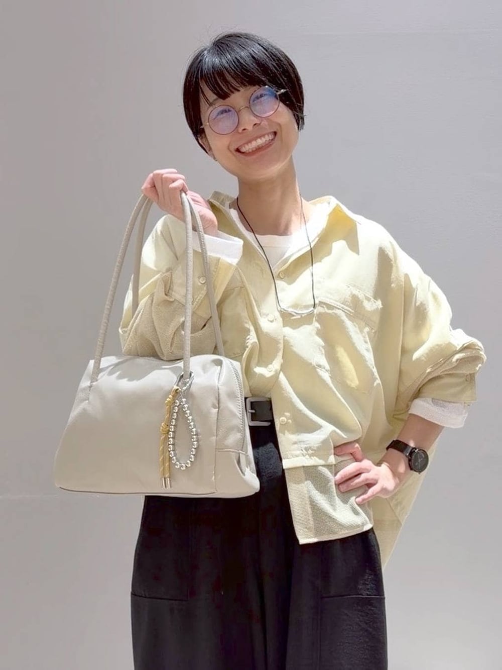 ホワイト系のボストンバッグ、ブラック系のその他パンツ、ホワイト系のTシャツ/カットソーを着用したレディースの春コーディネートの8枚目の写真