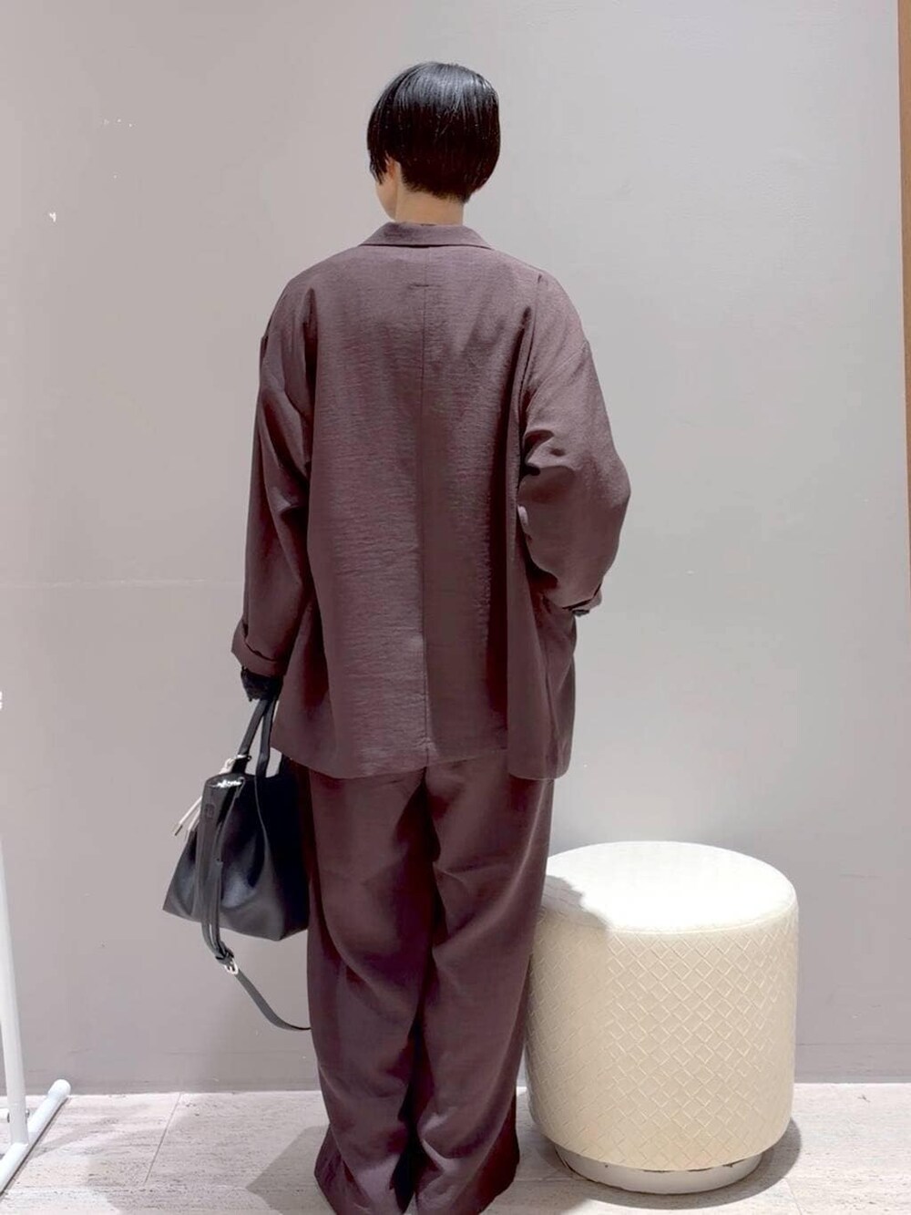 ブラック系のTシャツ/カットソー、ブラック系のTシャツ/カットソー、ブラック系のトートバッグを着用したレディースの春コーディネートの5枚目の写真