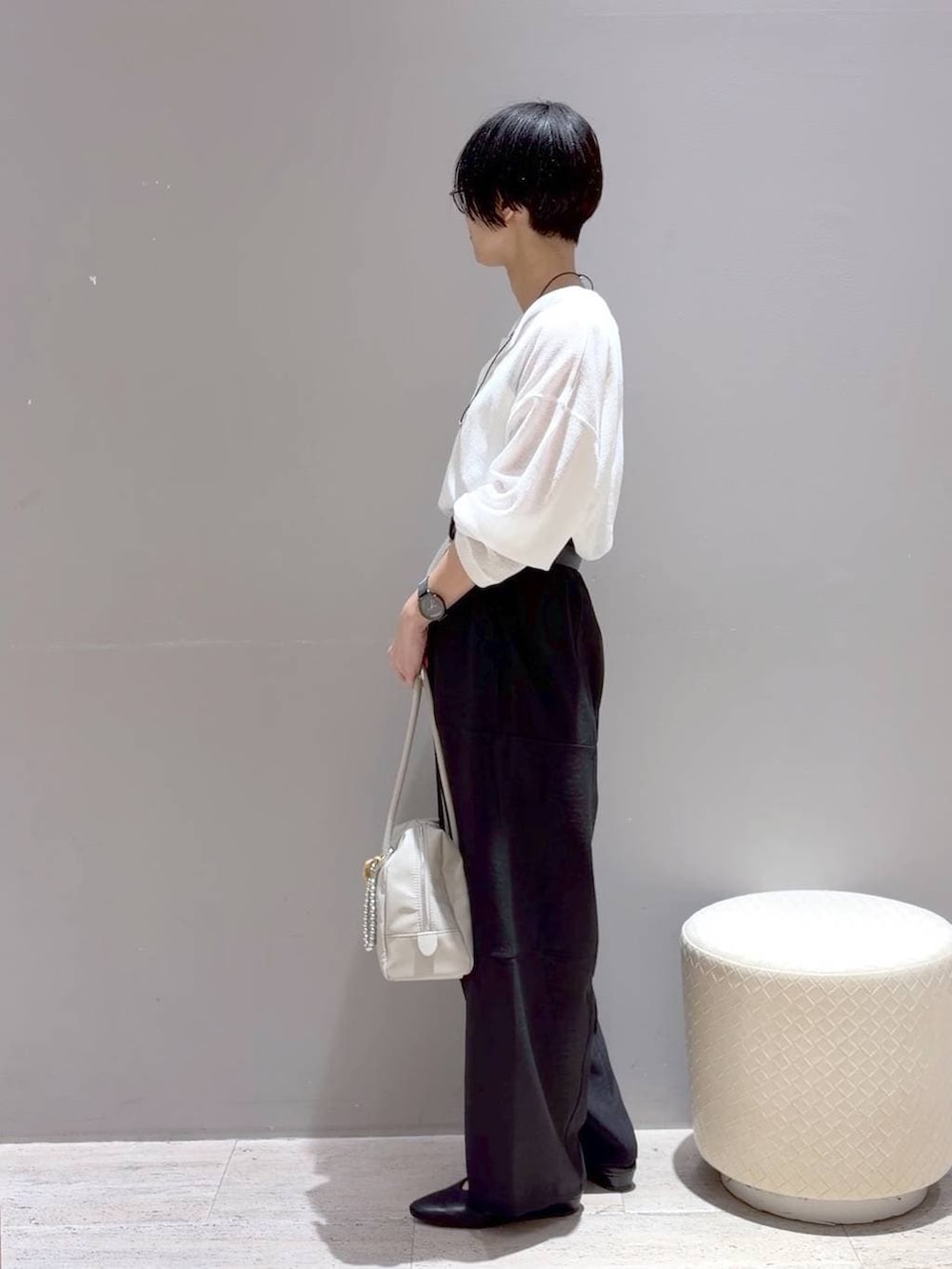 ホワイト系のボストンバッグ、ブラック系のその他パンツ、ホワイト系のTシャツ/カットソーを着用したレディースの春コーディネートの4枚目の写真