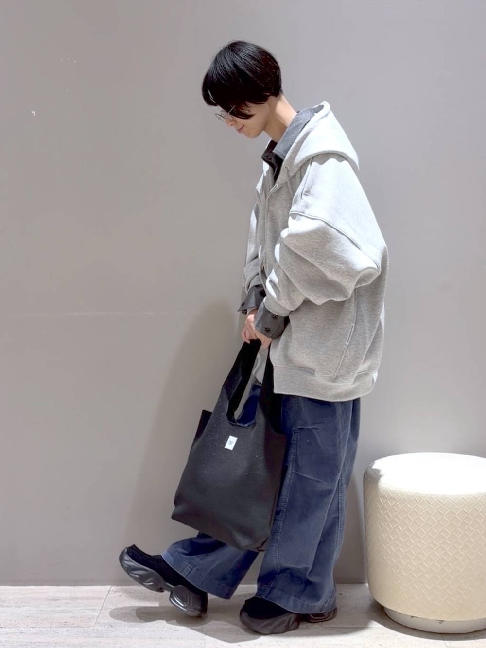 ブルー系のその他パンツ、グレー系のシャツ/ブラウス、ブラック系のトートバッグを着用したレディースの秋コーディネートの3枚目の写真