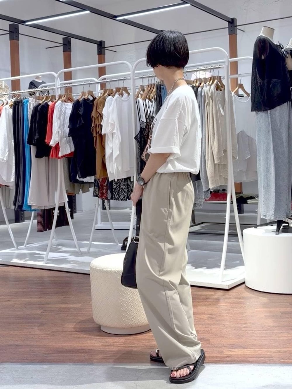 ブラック系のサンダル、グレー系のシャツ/ブラウス、ベージュ系のその他パンツを着用したレディースの夏コーディネートの7枚目の写真