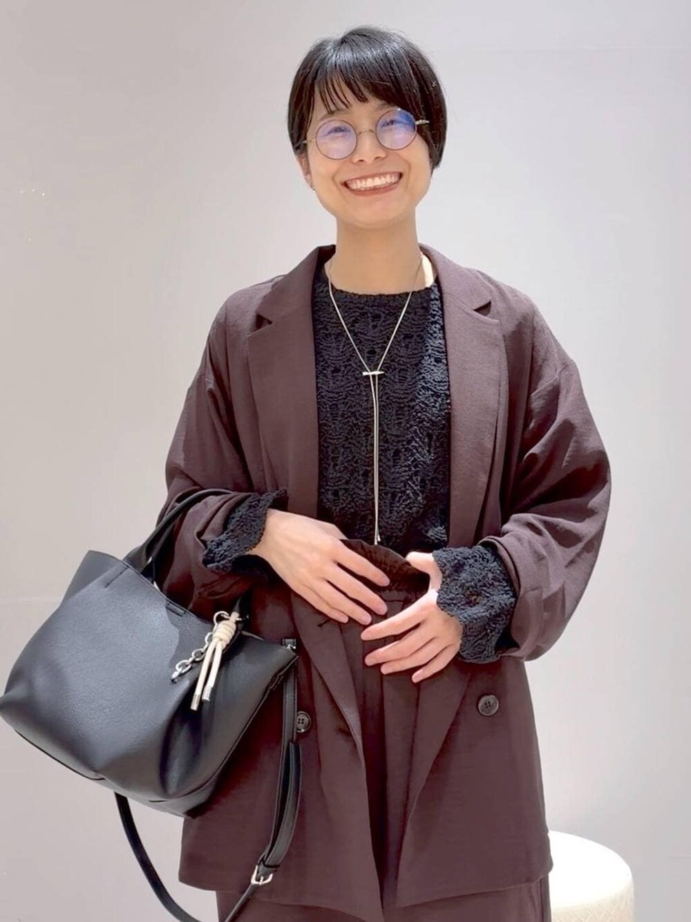 ブラック系のTシャツ/カットソー、ブラック系のTシャツ/カットソー、ブラック系のトートバッグを着用したレディースの春コーディネートの8枚目の写真