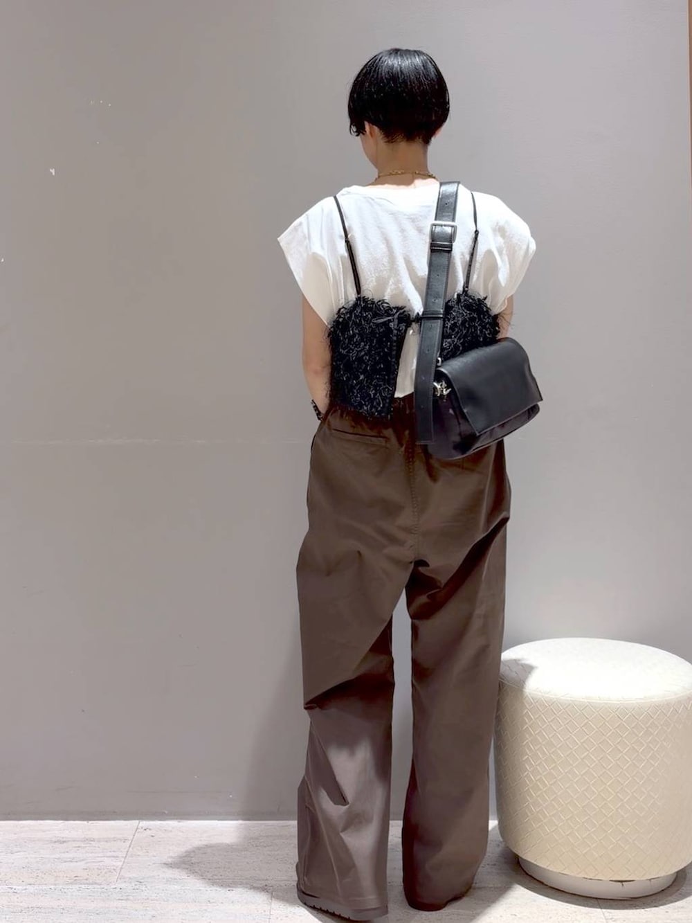 ブラウン系のその他パンツ、ブラック系のその他トップス、ブラック系のショルダーバッグを着用したレディースの夏コーディネートの8枚目の写真
