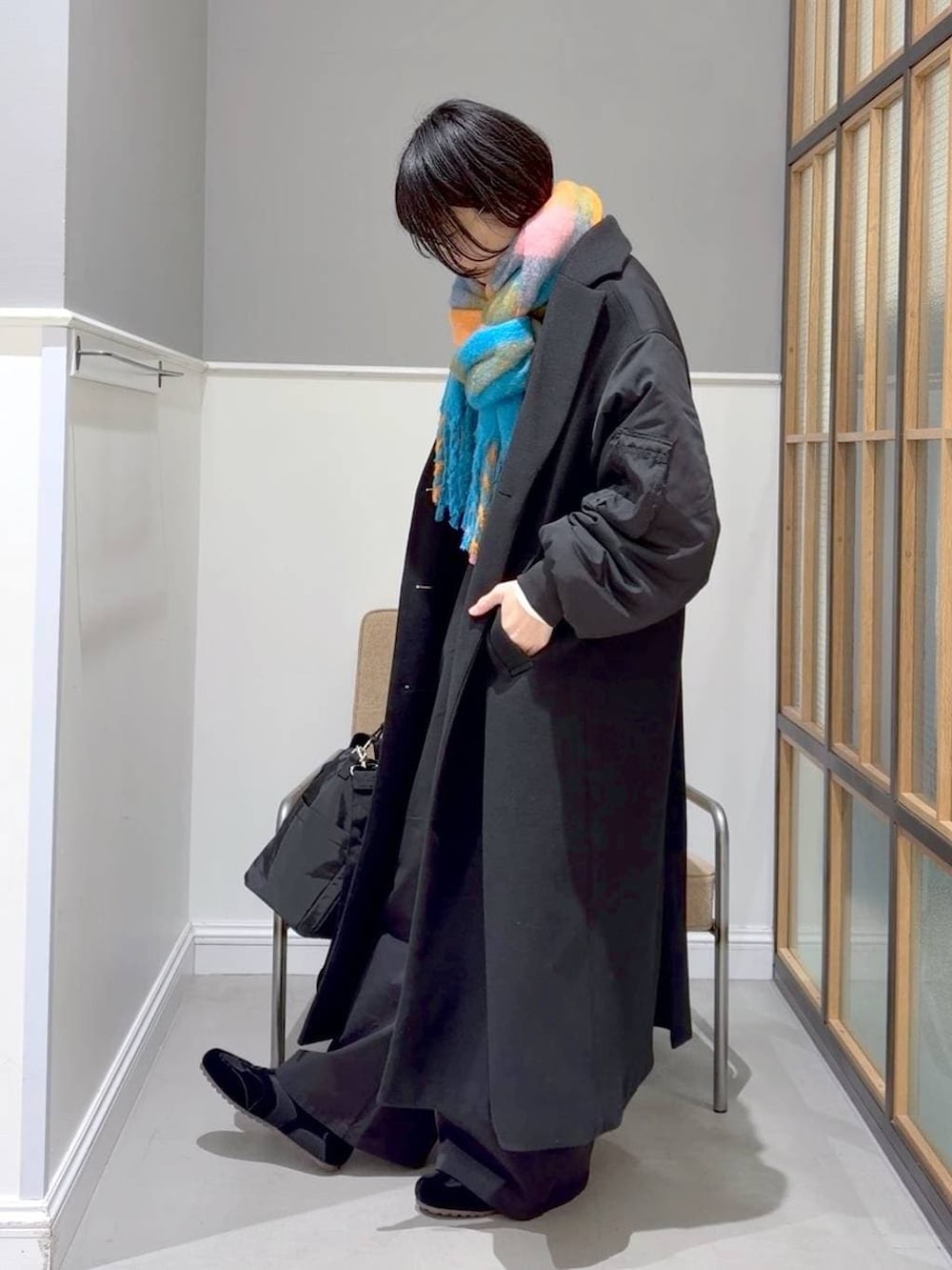 ベージュ系のスウェット、ホワイト系のTシャツ/カットソー、グレー系のその他アウターを着用したレディースの冬コーディネートの7枚目の写真