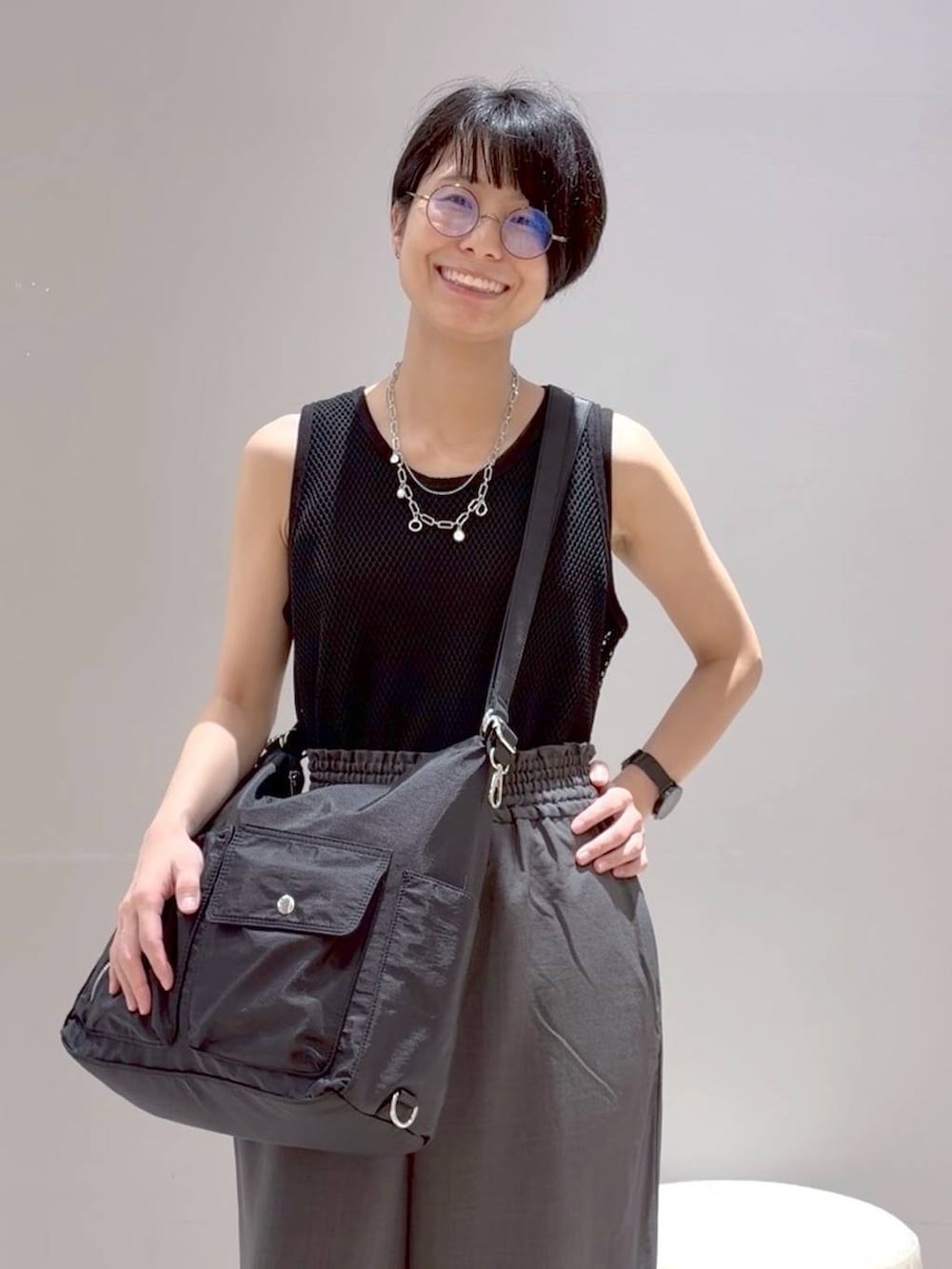 ブラック系のショルダーバッグ、グレー系のその他パンツ、ブラック系のテーラードジャケットを着用したレディースの夏コーディネートの5枚目の写真