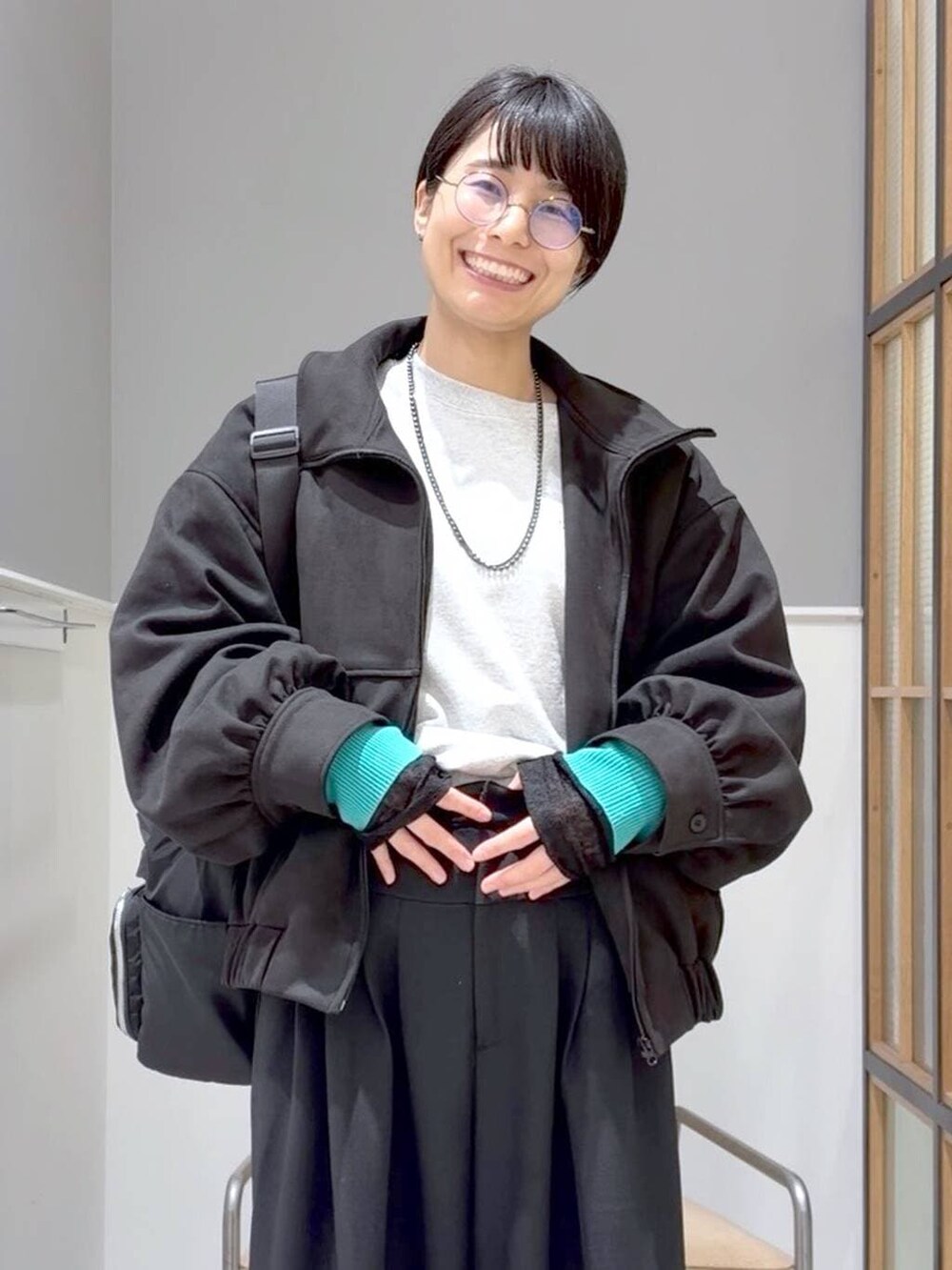 ブラック系のTシャツ/カットソー、ブラック系のトートバッグ、ブラック系のその他シューズを着用したレディースの冬コーディネートの7枚目の写真