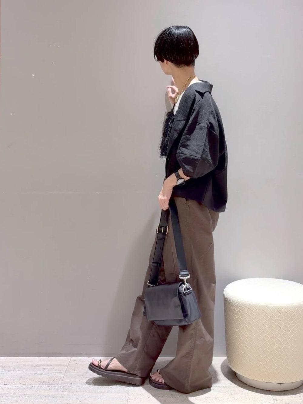 ブラウン系のその他パンツ、ブラック系のその他トップス、ブラック系のショルダーバッグを着用したレディースの夏コーディネートの3枚目の写真