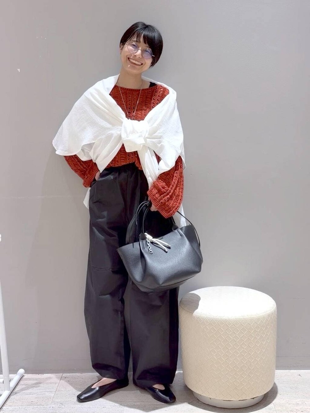 ホワイト系のシャツ/ブラウス、ブラック系のトートバッグ、ブラック系のパンプスを着用したレディースの春コーディネートの3枚目の写真