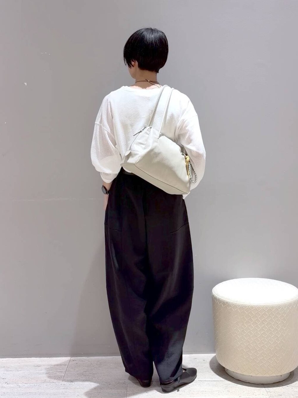 ホワイト系のボストンバッグ、ブラック系のその他パンツ、ホワイト系のTシャツ/カットソーを着用したレディースの春コーディネートの5枚目の写真