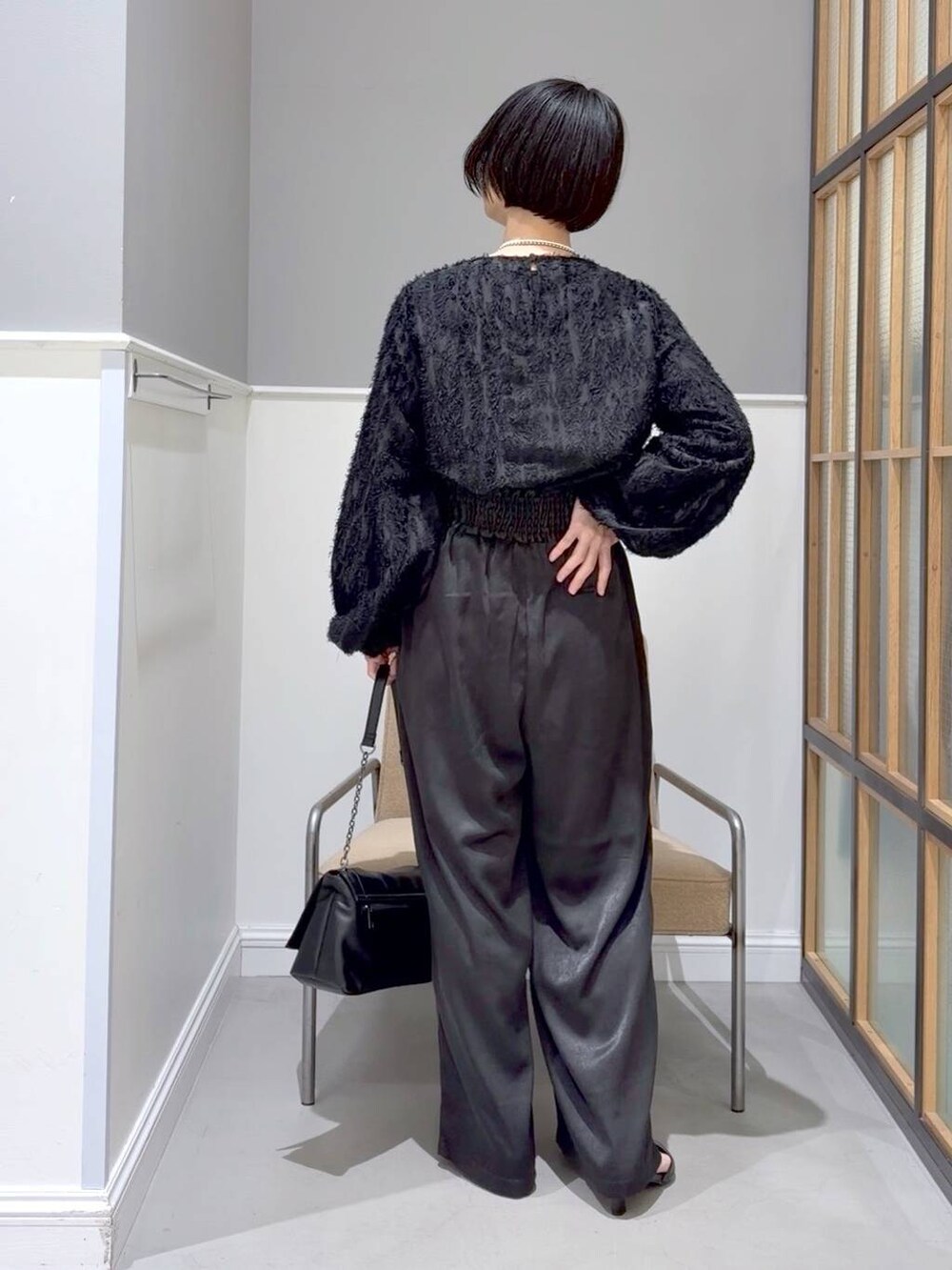 ブラウン系のステンカラーコート、ブラック系のTシャツ/カットソー、ブラック系のその他パンツを着用したレディースの冬コーディネートの6枚目の写真