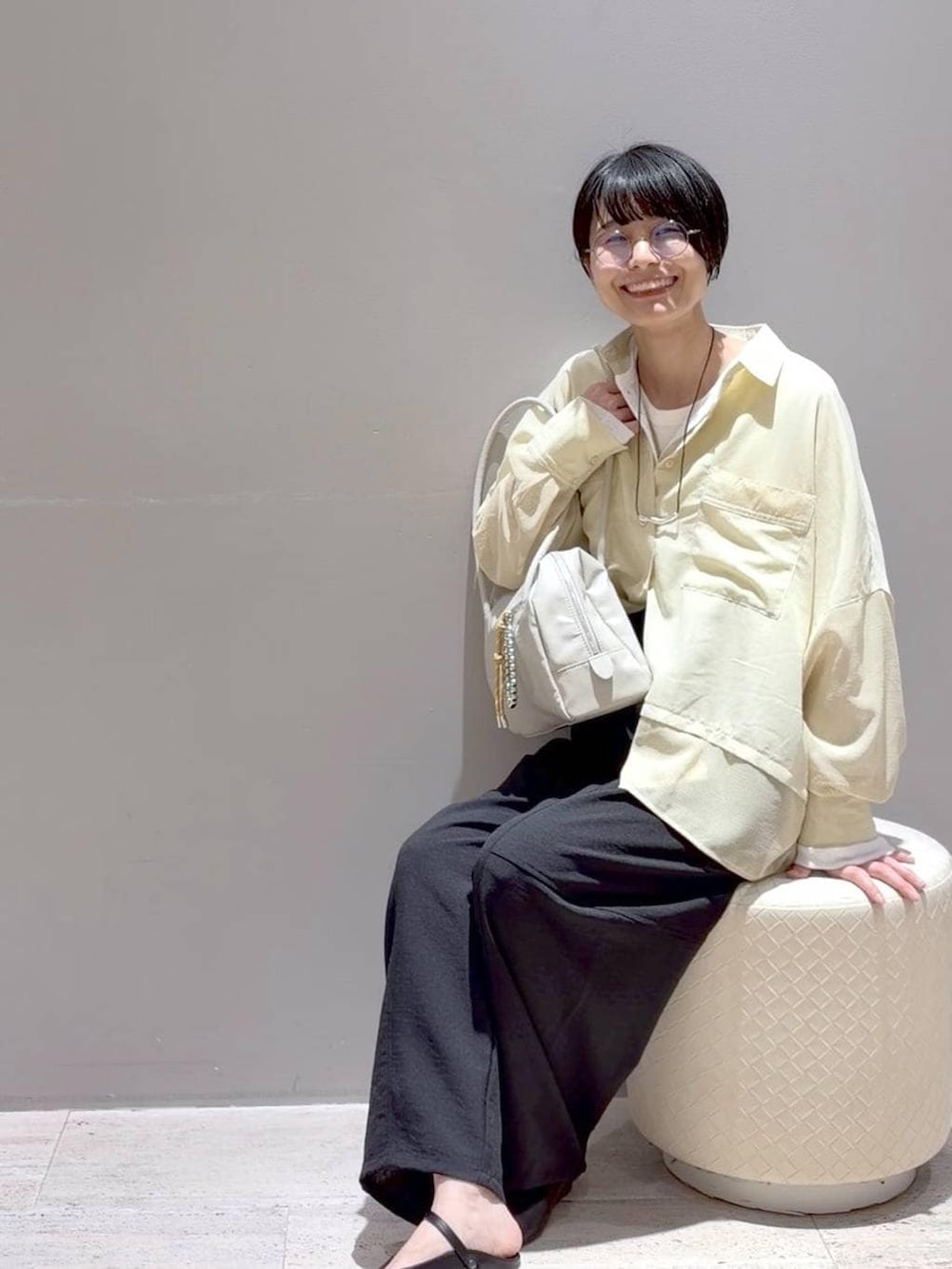 ホワイト系のボストンバッグ、ブラック系のその他パンツ、ホワイト系のTシャツ/カットソーを着用したレディースの春コーディネートの2枚目の写真